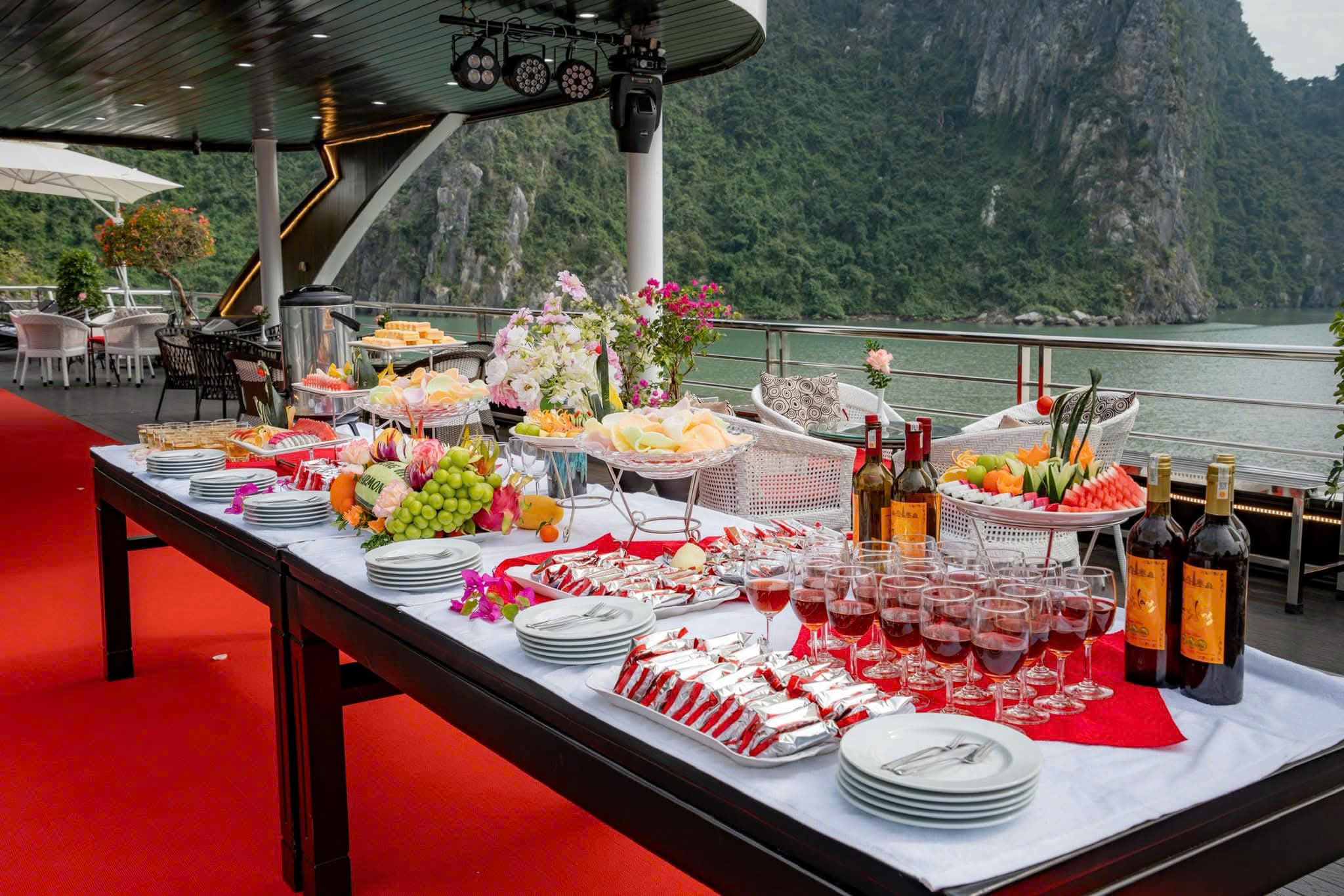 在甲板上盡享日落午茶派對，品嚐精心挑選的新鮮水果、美酒、香茗及美味鹹點。