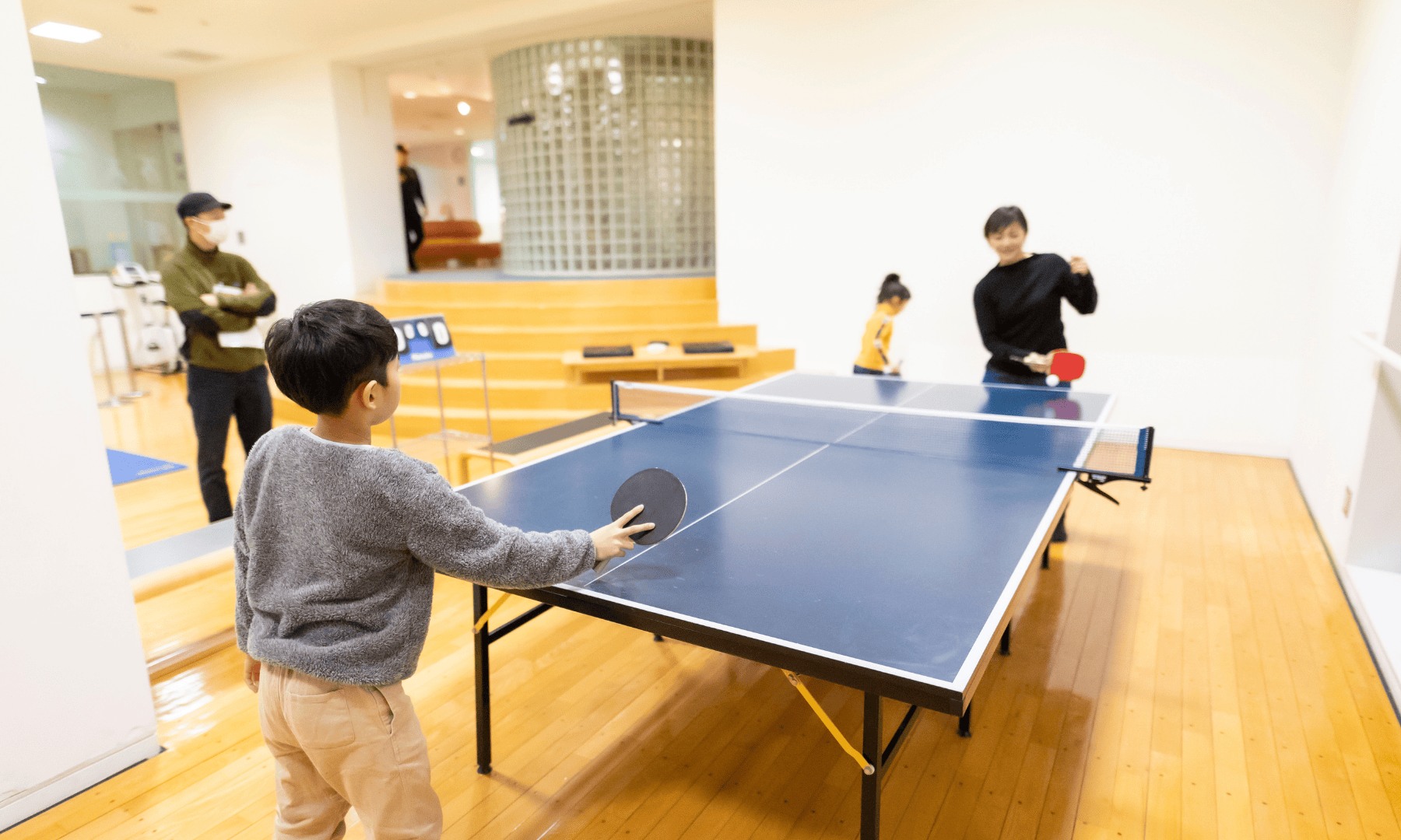 體驗適合全家大小的室內活動,例如老少咸宜的桌球,盡享天倫之樂。 體驗適合全家大小的室內活動,例如老少咸宜的桌球,盡享天倫之樂。
