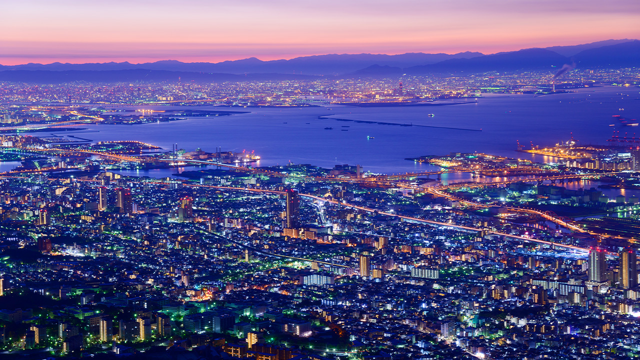 六甲山夜景燈火璀璨,神戶港與城市燈光如星海閃爍,夜風輕拂,浪漫迷人,是拍照和約會的絕佳去處。 六甲山夜景燈火璀璨,神戶港與城市燈光如星海閃爍,夜風輕拂,浪漫迷人,是拍照和約會的絕佳去處。
