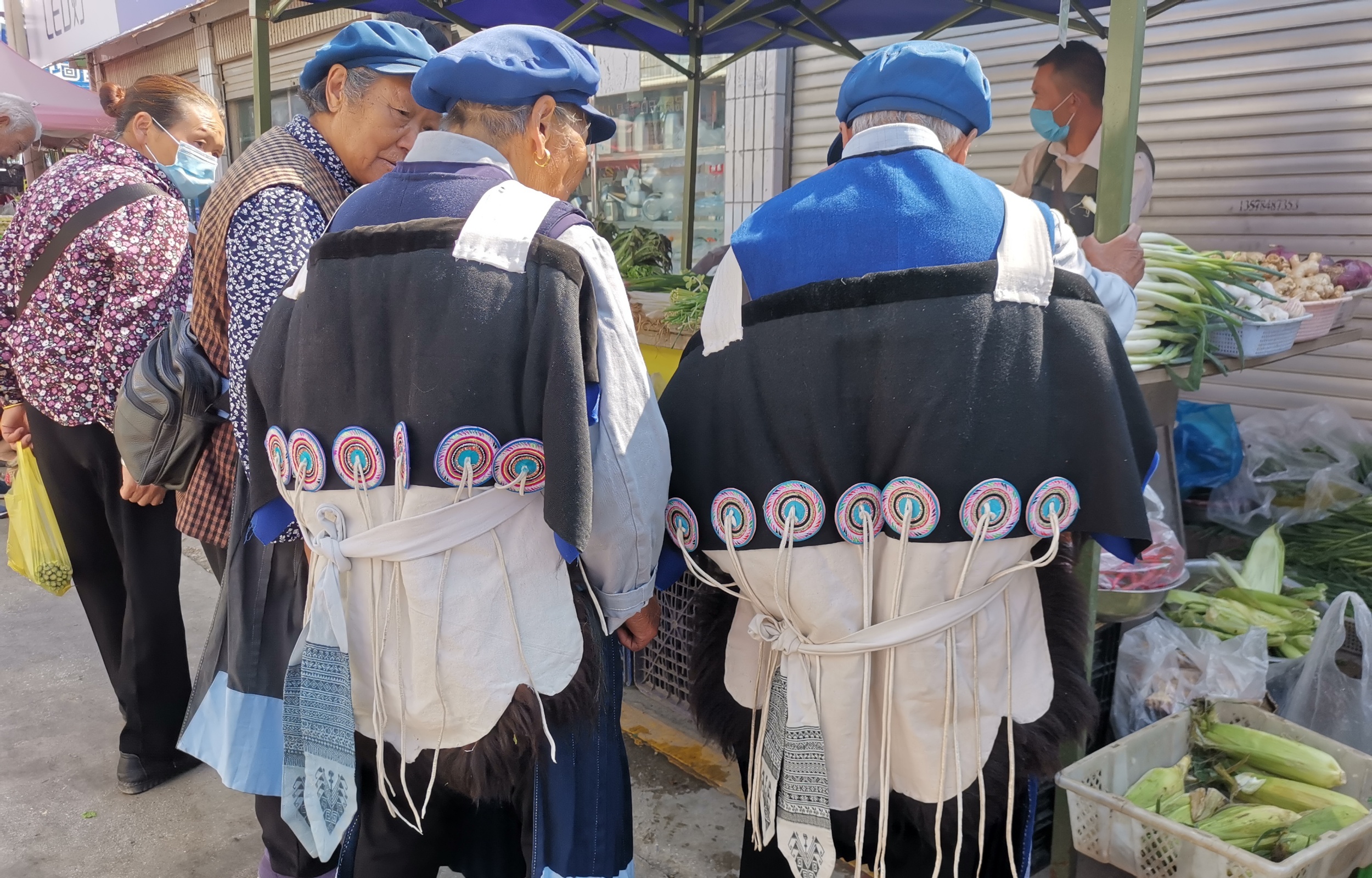 納西族東道主帶你探索少數民族市場，製作納西美食