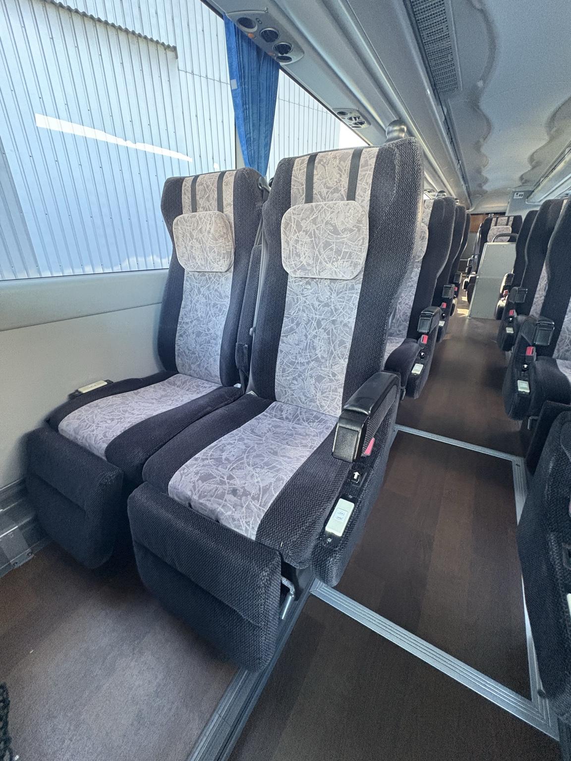 前排座椅採用2+2座位配置
設有高背座椅＋頭枕＋腳踏板