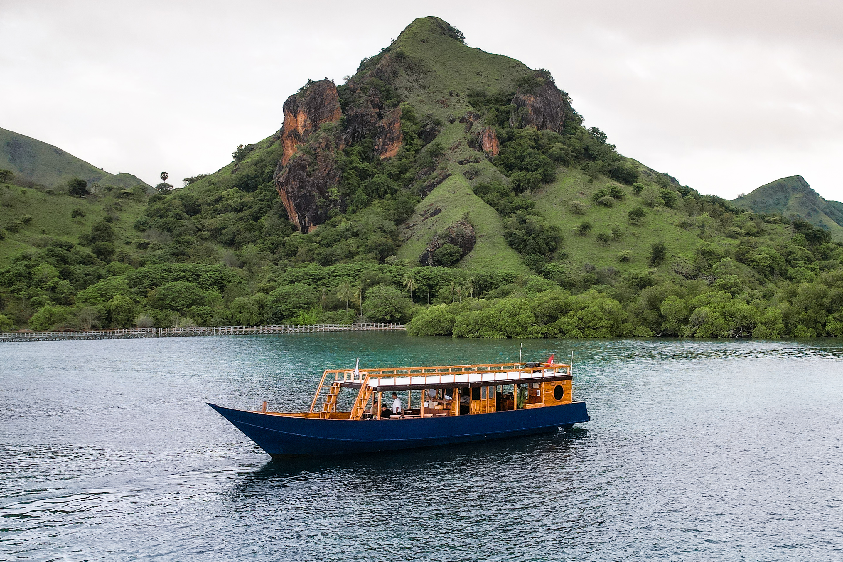 從拉布安巴佐 (Labuan Bajo) 搭乘豪華木船展開科莫多島 (Komodo) 一日遊