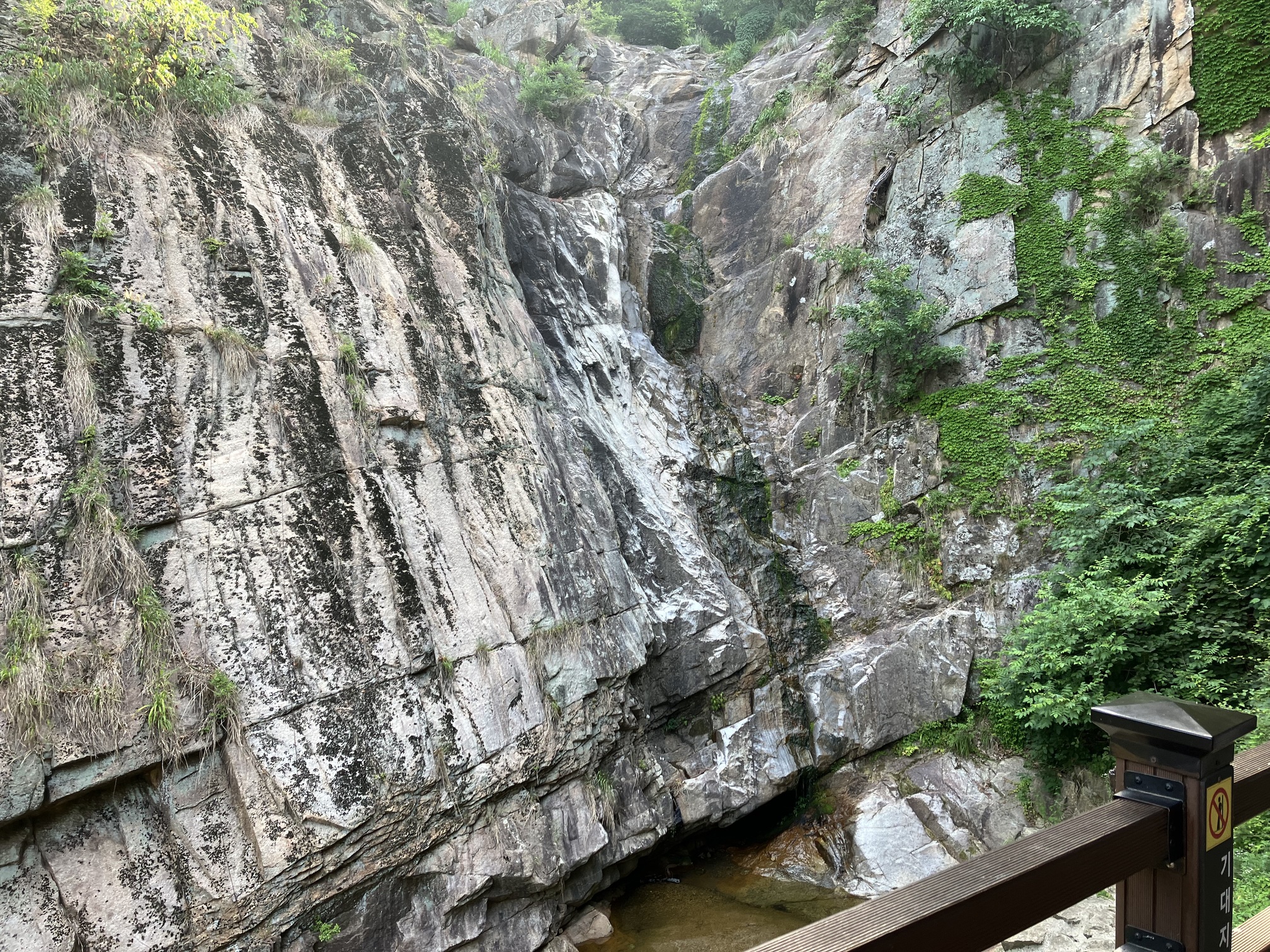 穿過懸索橋後,您可能會看到Ungeye瀑布。 穿過懸索橋後,您可能會看到Ungeye瀑布。