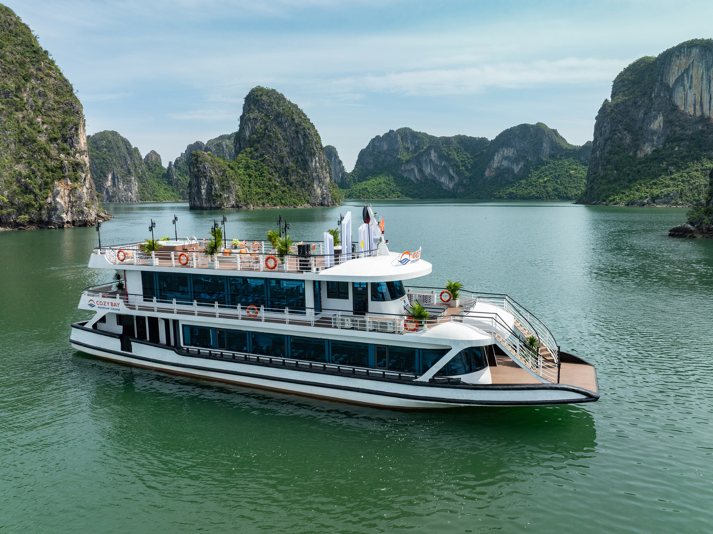 Cozy Bay Premium Cruise 遊船在美麗的下龍灣風景中,宛如一位公主 Cozy Bay Premium Cruise 遊船在美麗的下龍灣風景中,宛如一位公主