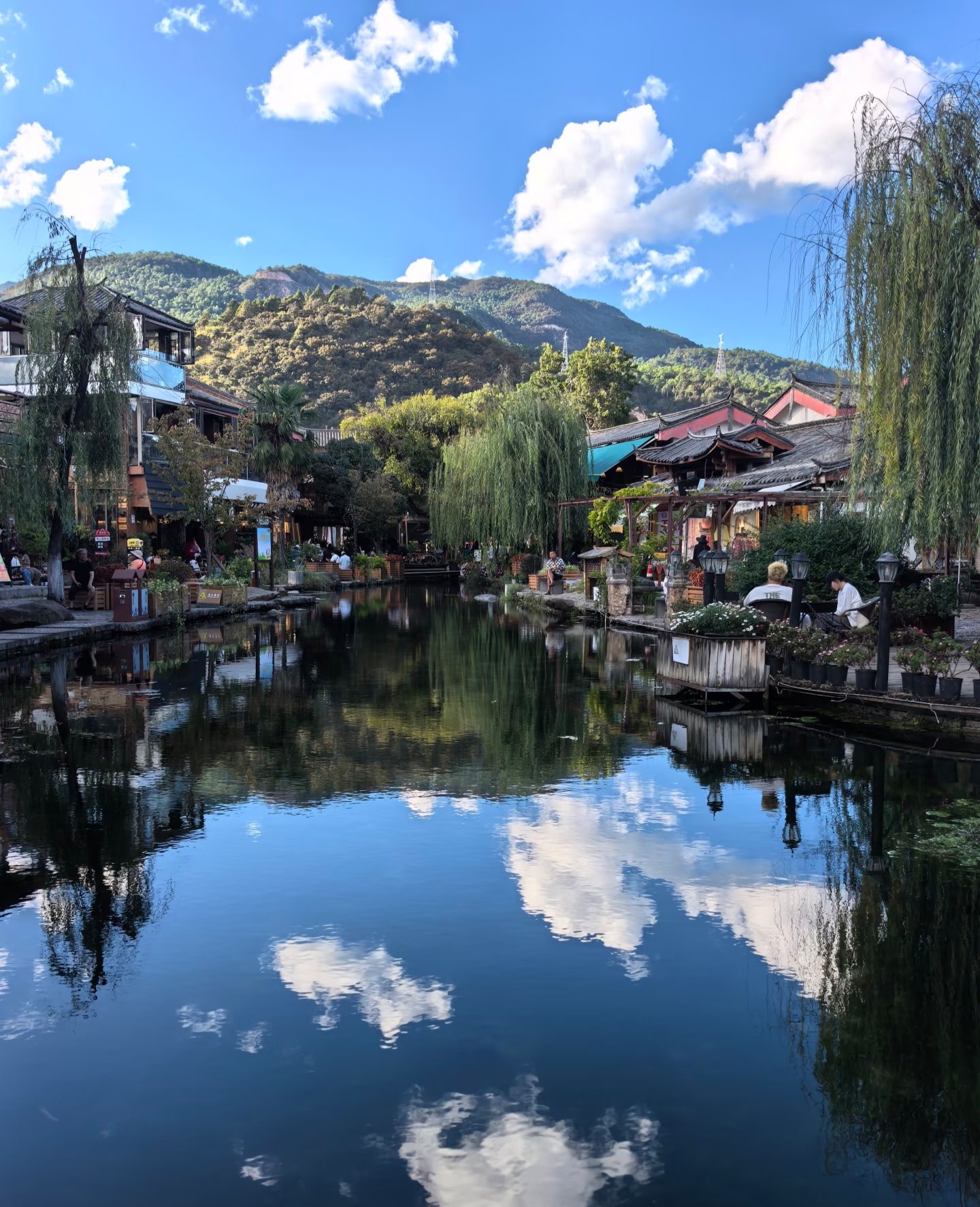 Wenhai is a stunning seasonal alpine lake and wetland at the foot of Yulong Snow Mountain, transforming from a vast flower-covered meadow in spring to a peaceful lake reflecting the snow-capped peaks in autumn. Wenhai is a stunning seasonal alpine lake and wetland at the foot of Yulong Snow Mountain, transforming from a vast flower-covered meadow in spring to a peaceful lake reflecting the snow-capped peaks in autumn.