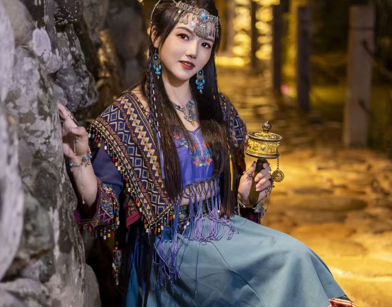 夜色漫過石砌小巷,身著西域風服飾的姑娘斜倚在粗糙的石牆旁 夜色漫過石砌小巷,身著西域風服飾的姑娘斜倚在粗糙的石牆旁