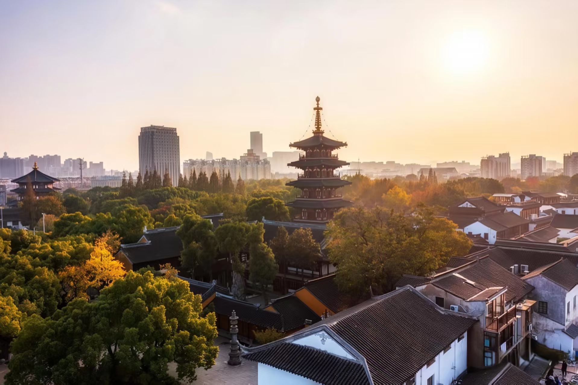 寒山寺，自唐代詩人題了《楓橋夜泊》一詩後，該寺便聞名了。寒山寺佛像雕塑別具一格，碑刻藝術天下聞名。