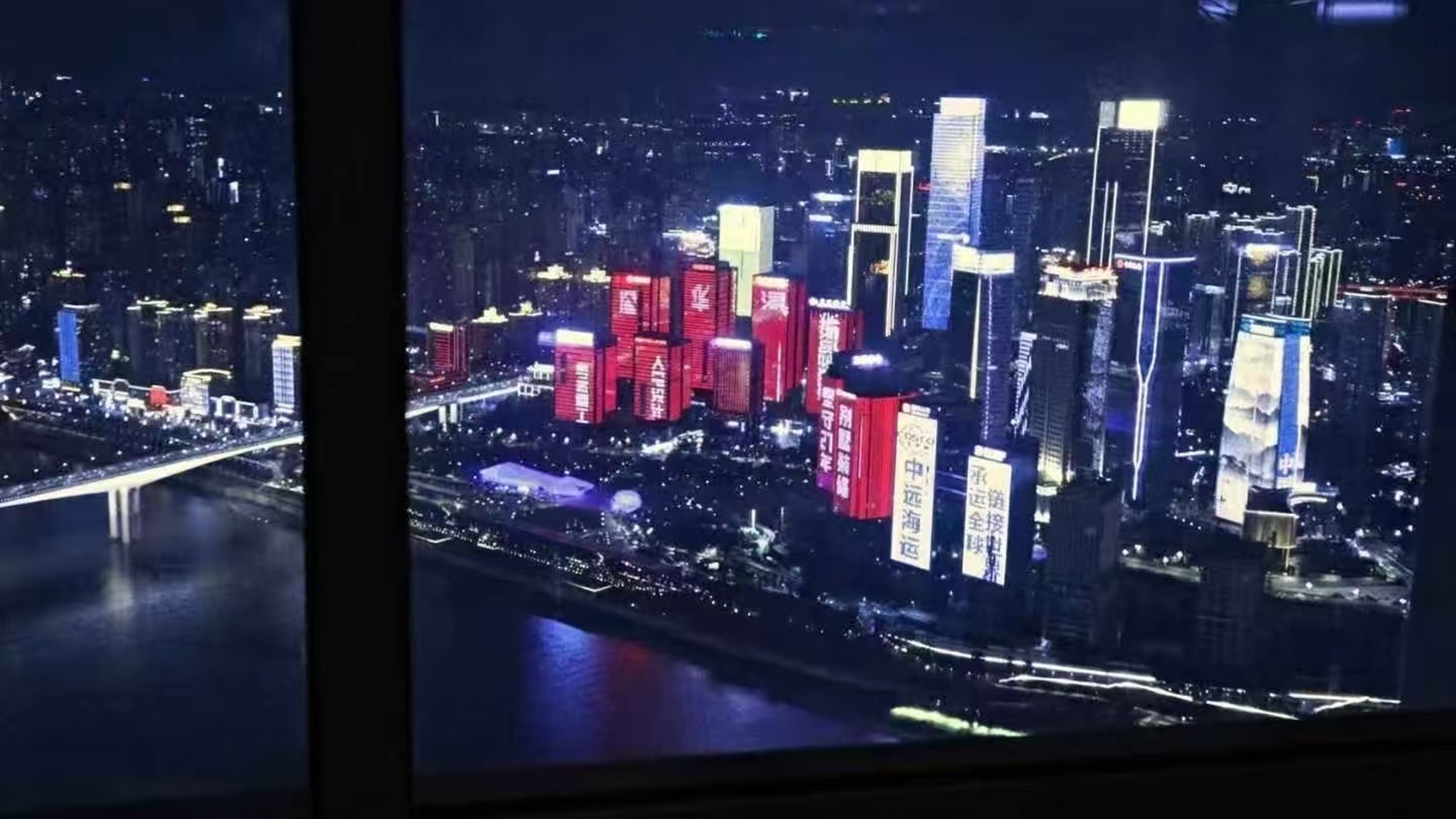 在雲霧Show·Shishabar俯瞰城市璀璨夜景,霓虹閃爍,盡顯都市繁華魅力 在雲霧Show·Shishabar俯瞰城市璀璨夜景,霓虹閃爍,盡顯都市繁華魅力