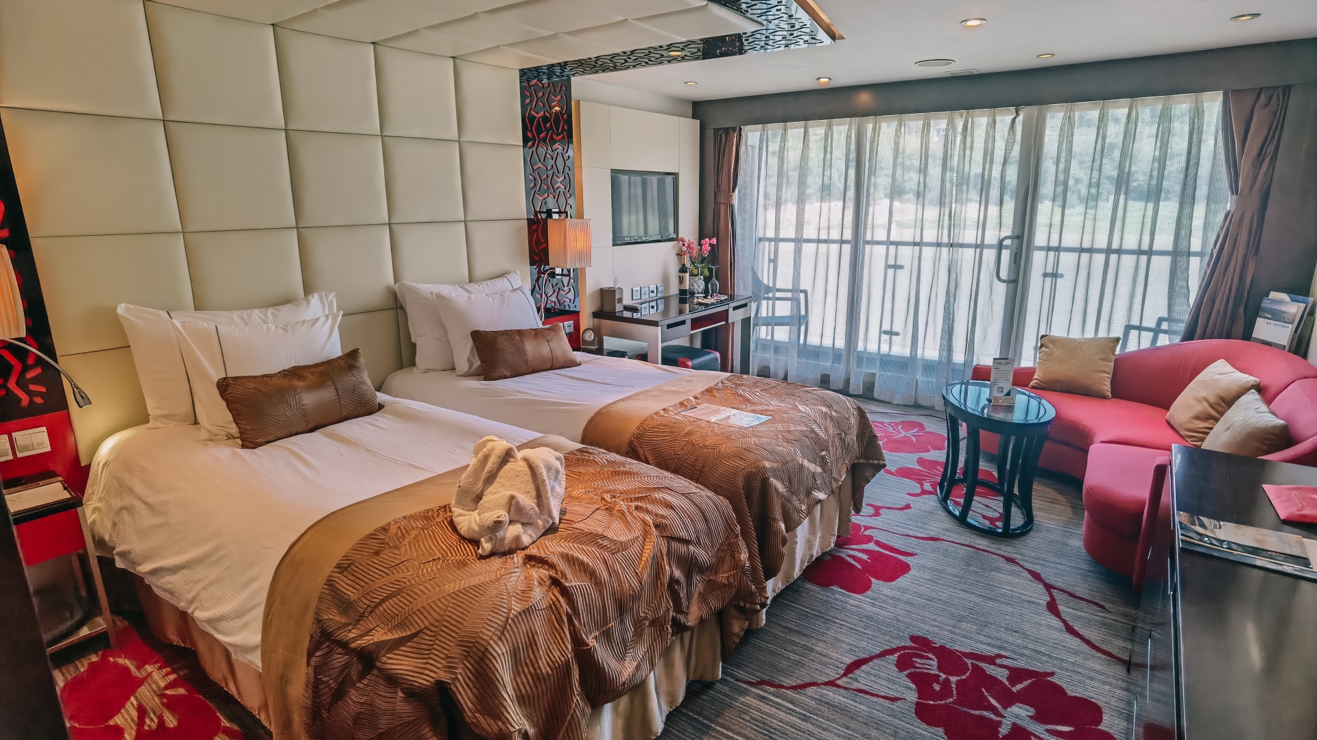 行政套房：39平方米左右，獨立陽臺180度觀景空間，更為寬廣的空間，讓您盡享郵輪慢時光