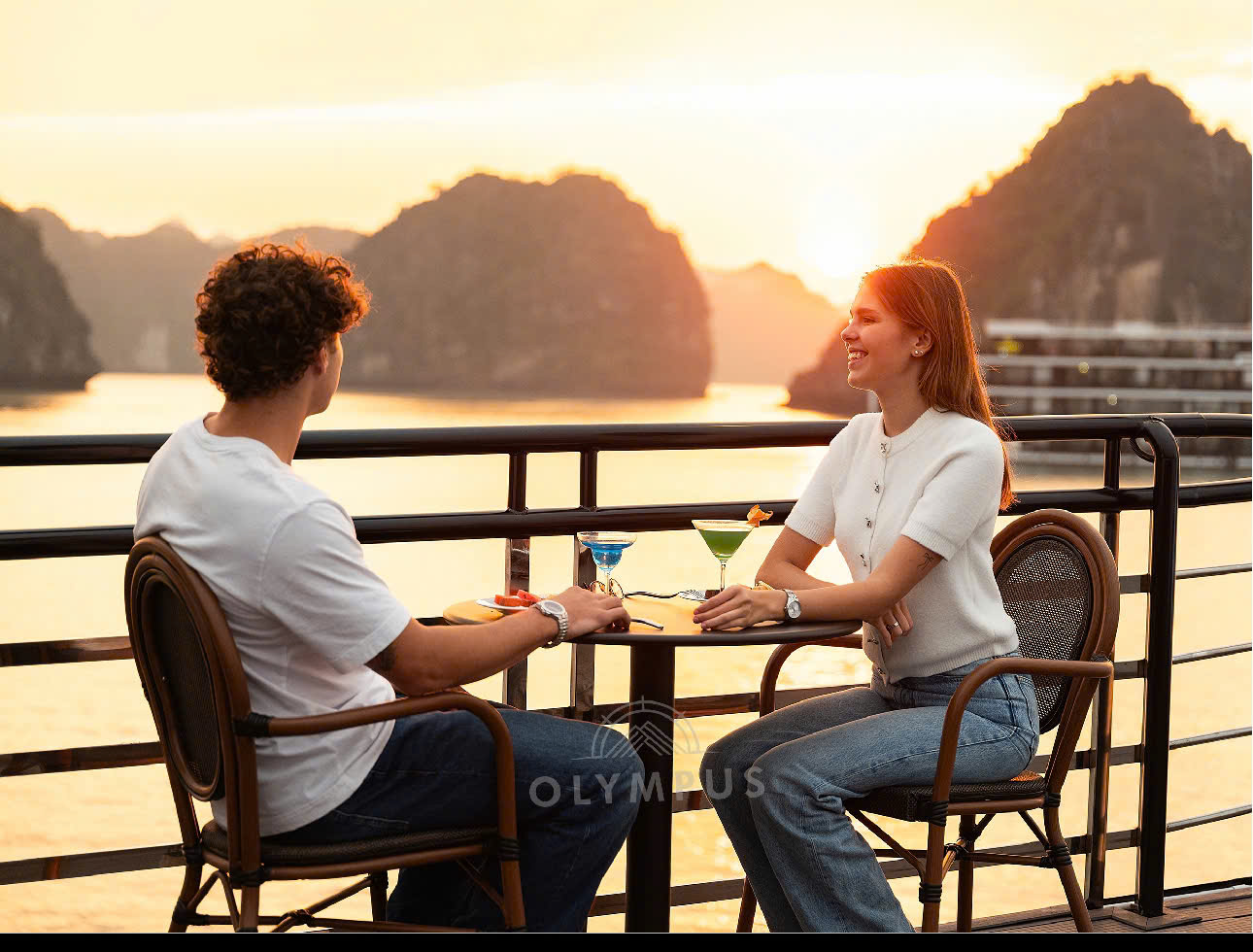 下龍灣的夕陽美景如詩如畫，令人彷彿置身仙境，流連忘返。