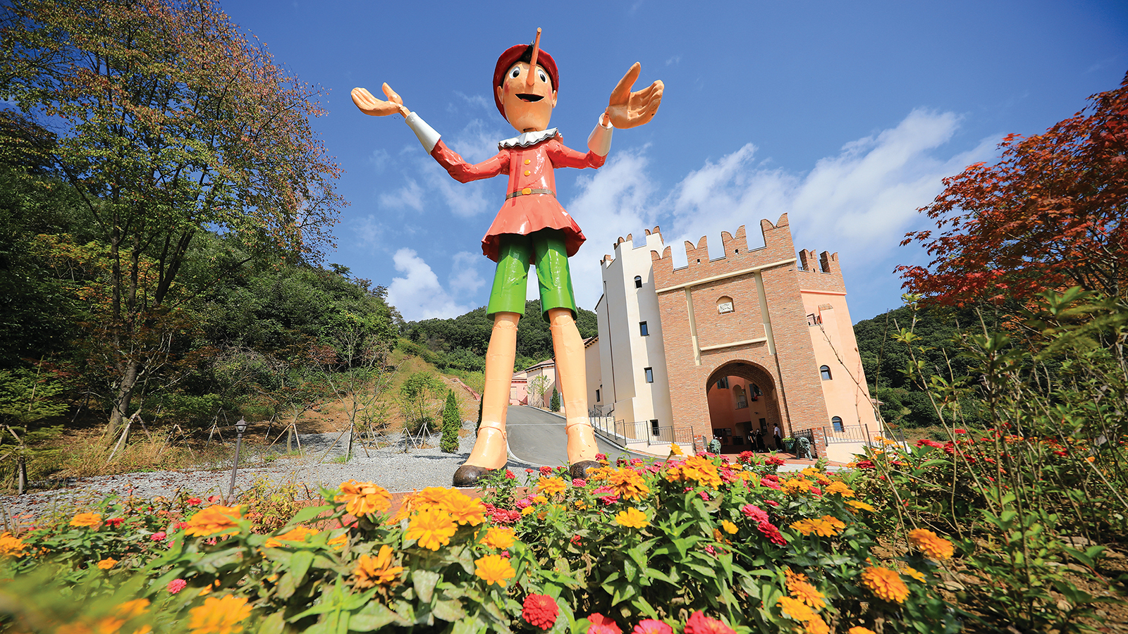 在義大利村，您可以欣賞充滿活力的建築、雕塑和地中海風情，品味義大利風情。