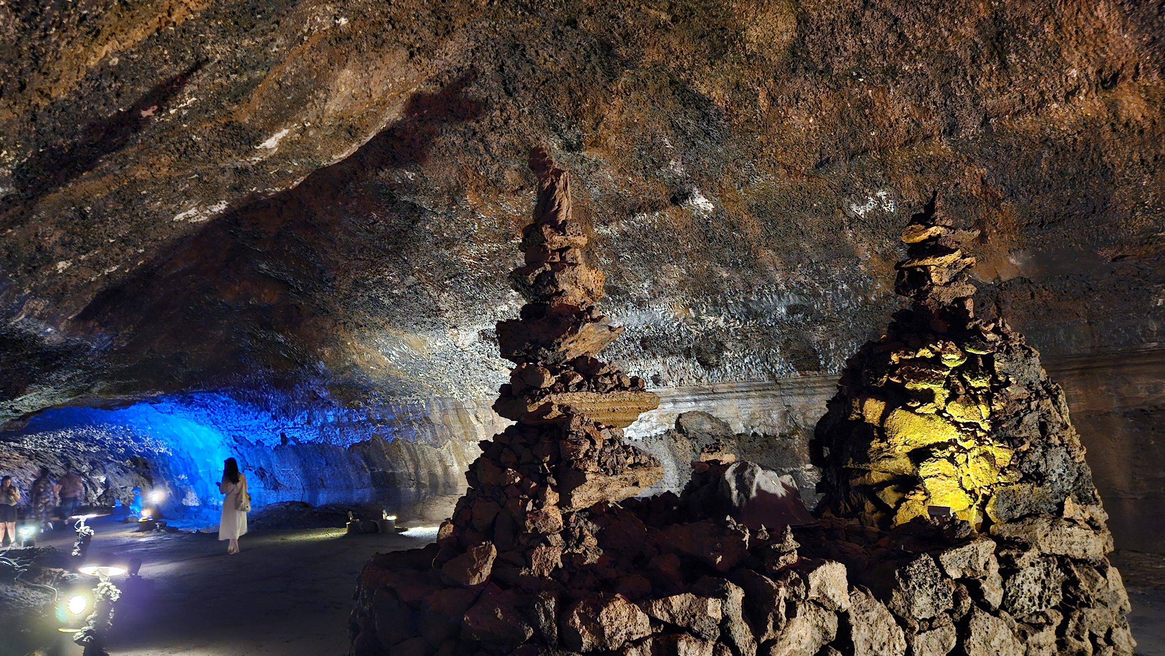 在熔岩洞穴中享受獨特的藝術體驗，每個角落都充滿創意與藝術氣息。