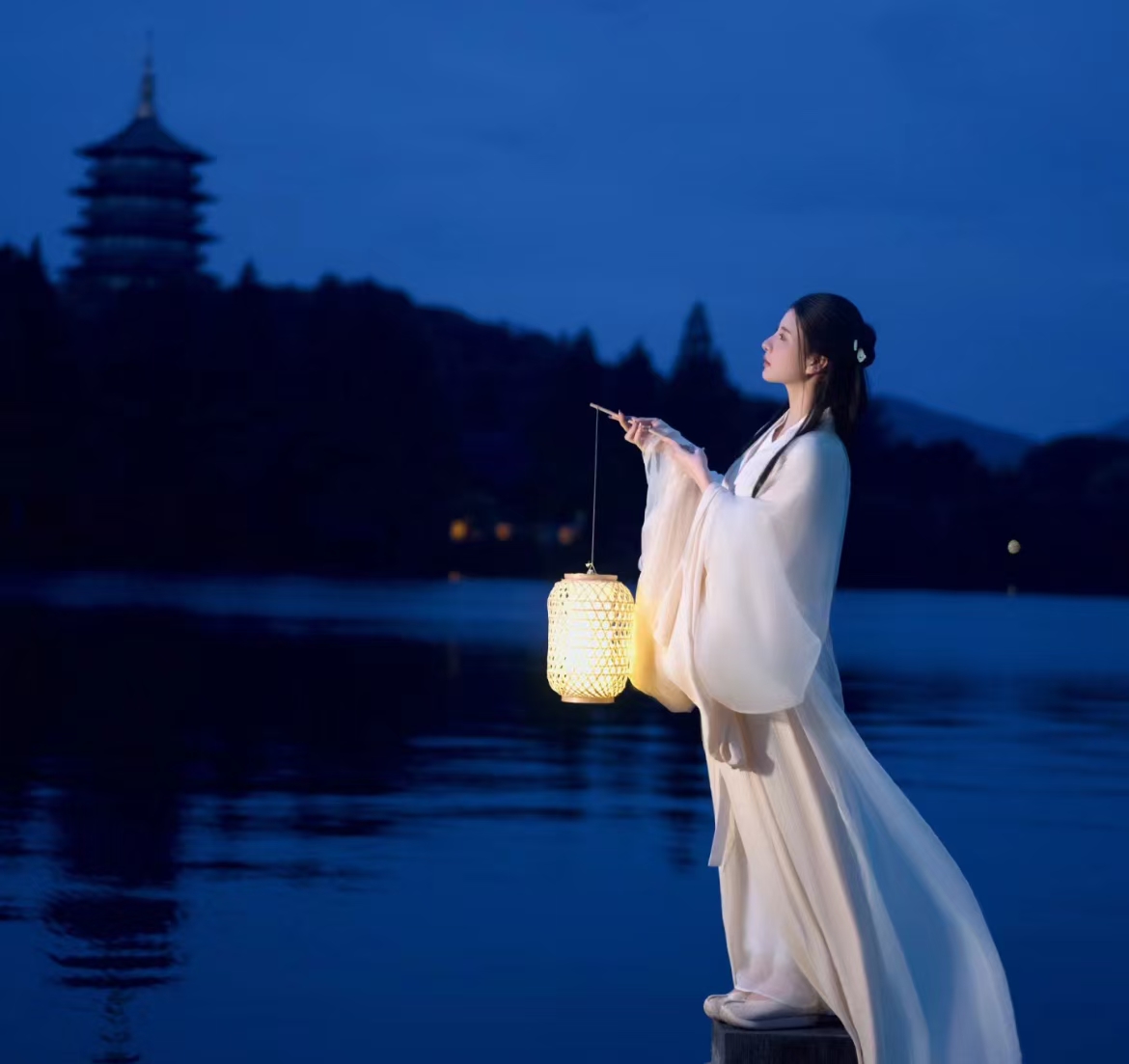 杭州 | 西湖 |河坊街 | 小河直街 3小時漢服簪花寫真拍攝 （含服飾妝造+1V1專業攝影師拍攝服務）