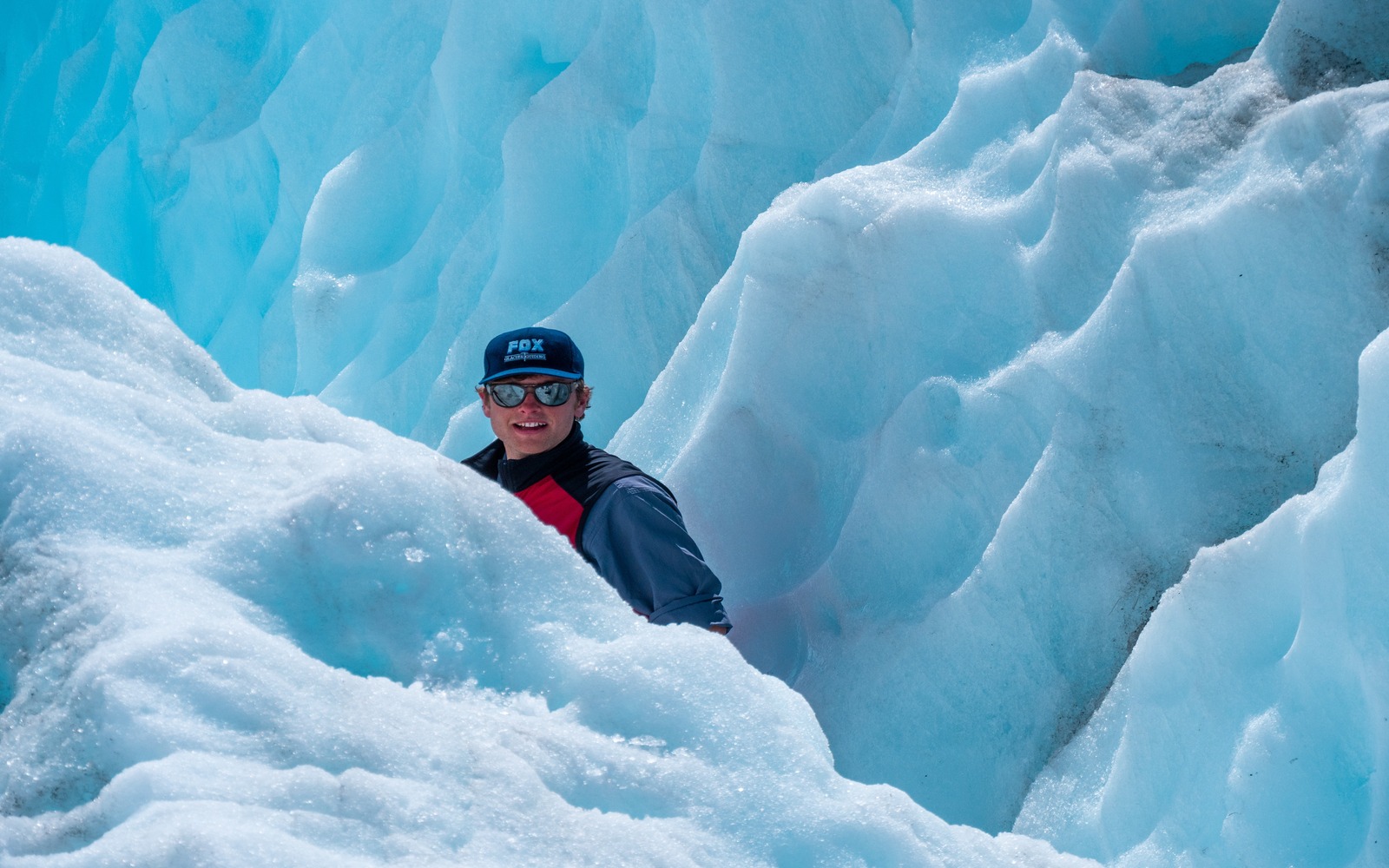 在崎嶇山脈和壯麗雪景的環繞下,盡情徜徉在閃閃發光的冰雪步道上 在崎嶇山脈和壯麗雪景的環繞下,盡情徜徉在閃閃發光的冰雪步道上