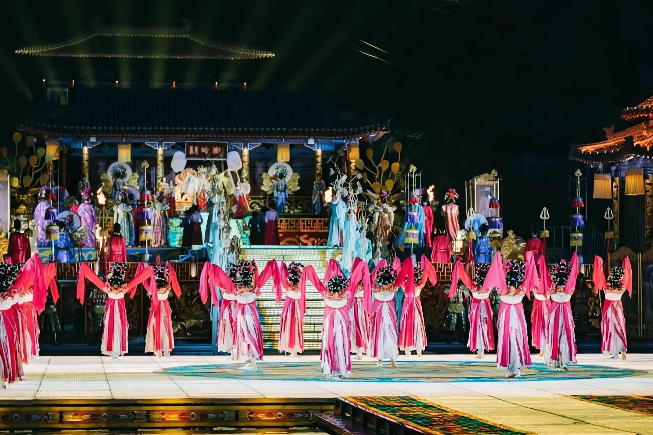 《長恨歌》在歷史事件的原發地——華清宮,以驪山為天然幕布,以湖水為舞臺,運用包括山體星空燈光秀、多維水效、水下升降系統在內的31項專利技術,生動再現了唐玄宗與楊貴妃的千古愛情故事,帶來極具沉浸感的視覺震撼。它不僅是“文物活化+演藝創新”的典範,成功將靜態歷史轉化為可感可知的文化盛宴,更被譽為“來陝西必看的精品演出”,歷經20年演出超6000場,以其深厚的歷史文化底蘊和藝術魅力持續吸引著眾多遊客。 《長恨歌》在歷史事件的原發地——華清宮,以驪山為天然幕布,以湖水為舞臺,運用包括山體星空燈光秀、多維水效、水下升降系統在內的31項專利技術,生動再現了唐玄宗與楊貴妃的千古愛情故事,帶來極具沉浸感的視覺震撼。它不僅是“文物活化+演藝創新”的典範,成功將靜態歷史轉化為可感可知的文化盛宴,更被譽為“來陝西必看的精品演出”,歷經20年演出超6000場,以其深厚的歷史文化底蘊和藝術魅力持續吸引著眾多遊客。