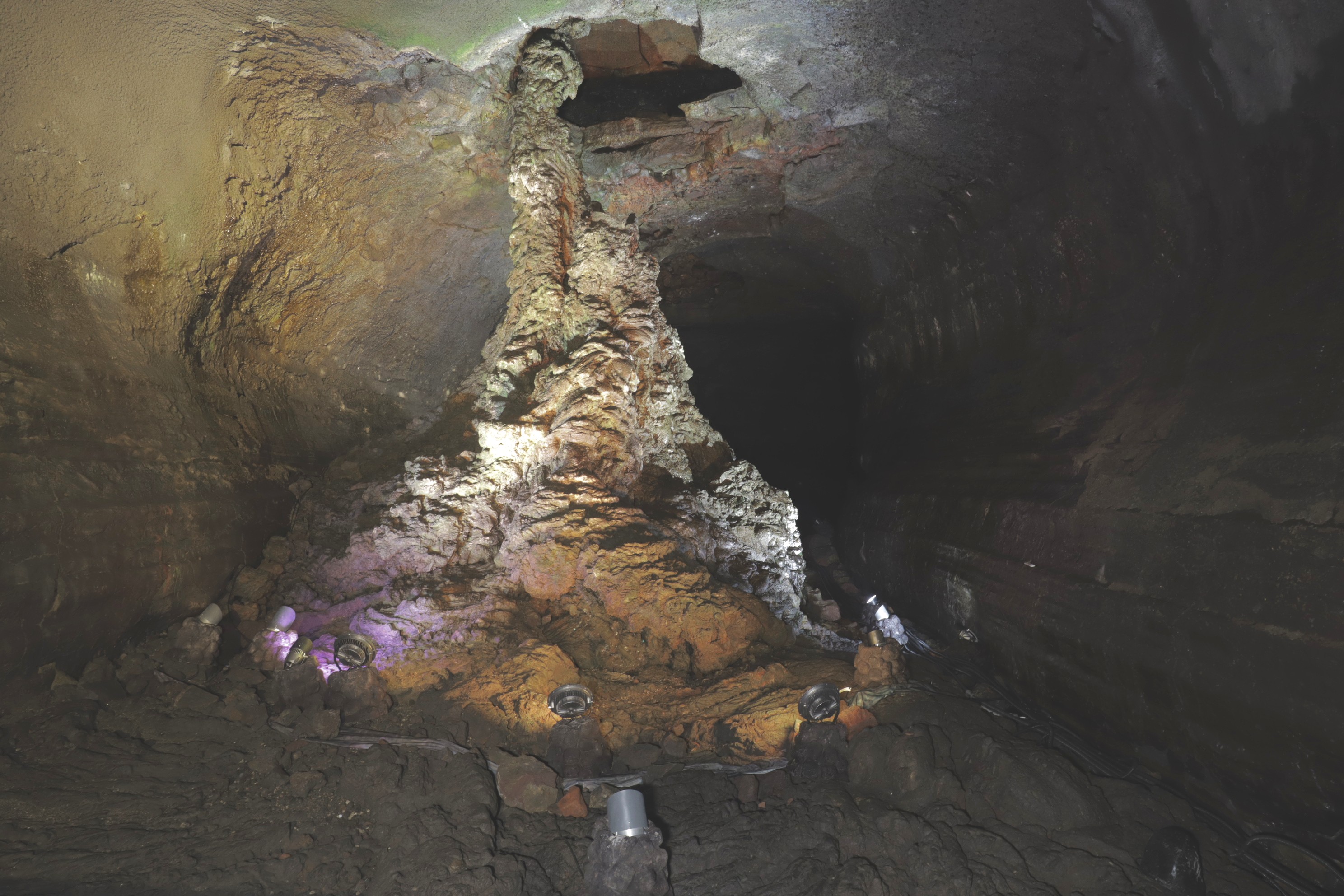 步行1公里穿過保存完好的萬丈窟熔岩洞(Manjanggul lava tube),探索世界上最高的熔岩柱(1小時,往返2公里) 步行1公里穿過保存完好的萬丈窟熔岩洞(Manjanggul lava tube),探索世界上最高的熔岩柱(1小時,往返2公里)