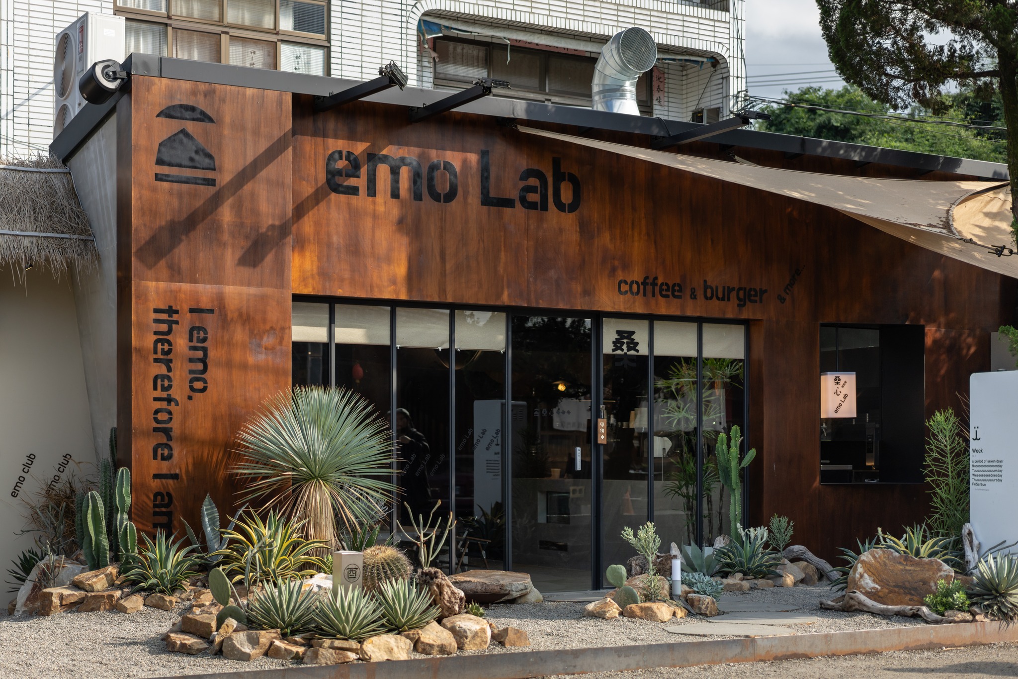 源自埔里山城的風格餐飲品牌,延續「桑心」對生活質感的想像 以日式生甜甜圈與設計空間為特色,結合在地精神與創意風味,打造不屬於城市專利的療癒體驗。 源自埔里山城的風格餐飲品牌,延續「桑心」對生活質感的想像 以日式生甜甜圈與設計空間為特色,結合在地精神與創意風味,打造不屬於城市專利的療癒體驗。