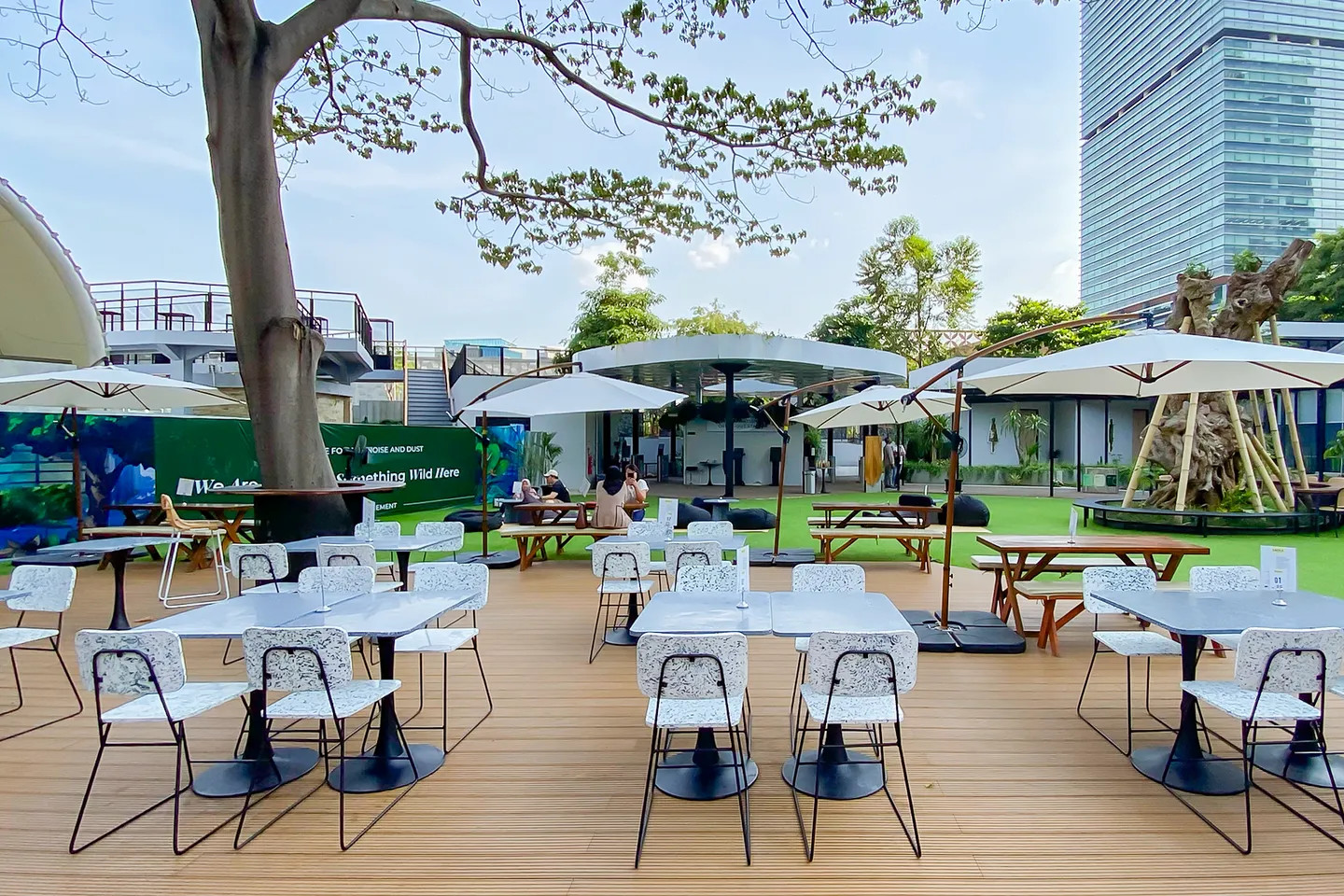 戶外用餐區被現代建築環繞，在雅加達市中心提供一個寧靜的休憩場所