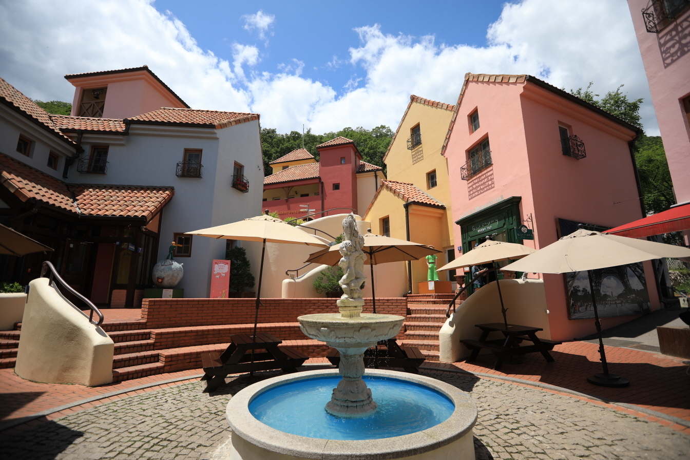 小法國村與義大利村:韓國的歐洲風情
探索首爾郊外迷人的法國與義大利文化融合。 小法國村與義大利村:韓國的歐洲風情
探索首爾郊外迷人的法國與義大利文化融合。