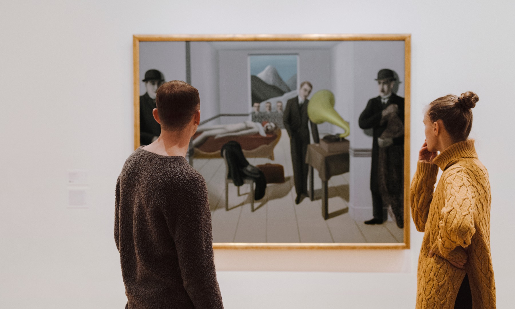 Человек рассматривает картину. Мужчина рассматривает картину. Арт выставки Нью Йорк 2021. Человек рассматривает картины на выставке.