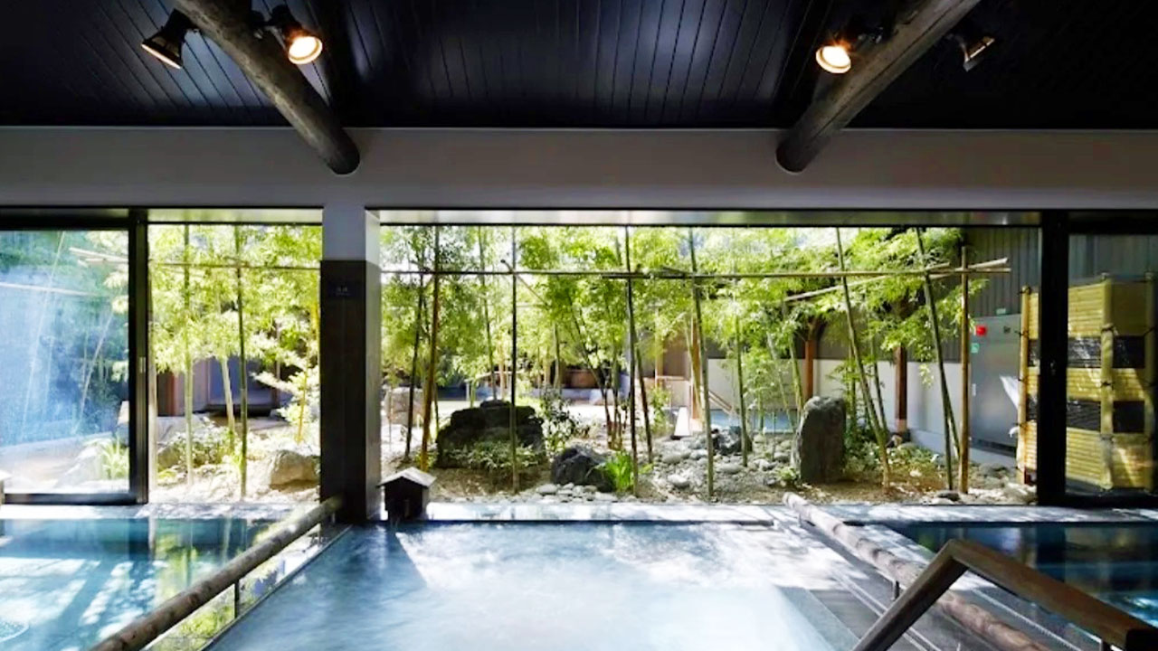 源氏之湯溫泉池靜謐清澈,光影灑在水面上倍顯療愈,營造出自然與放鬆交融的雅緻氛圍。 源氏之湯溫泉池靜謐清澈,光影灑在水面上倍顯療愈,營造出自然與放鬆交融的雅緻氛圍。