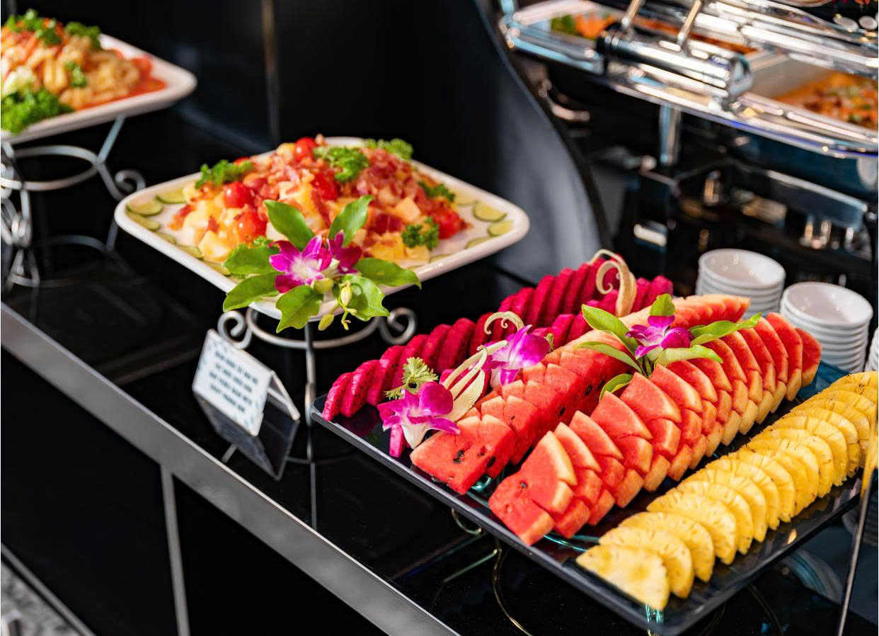 季節水果包含西瓜、鳳梨、火龍果等... 季節水果包含西瓜、鳳梨、火龍果等...