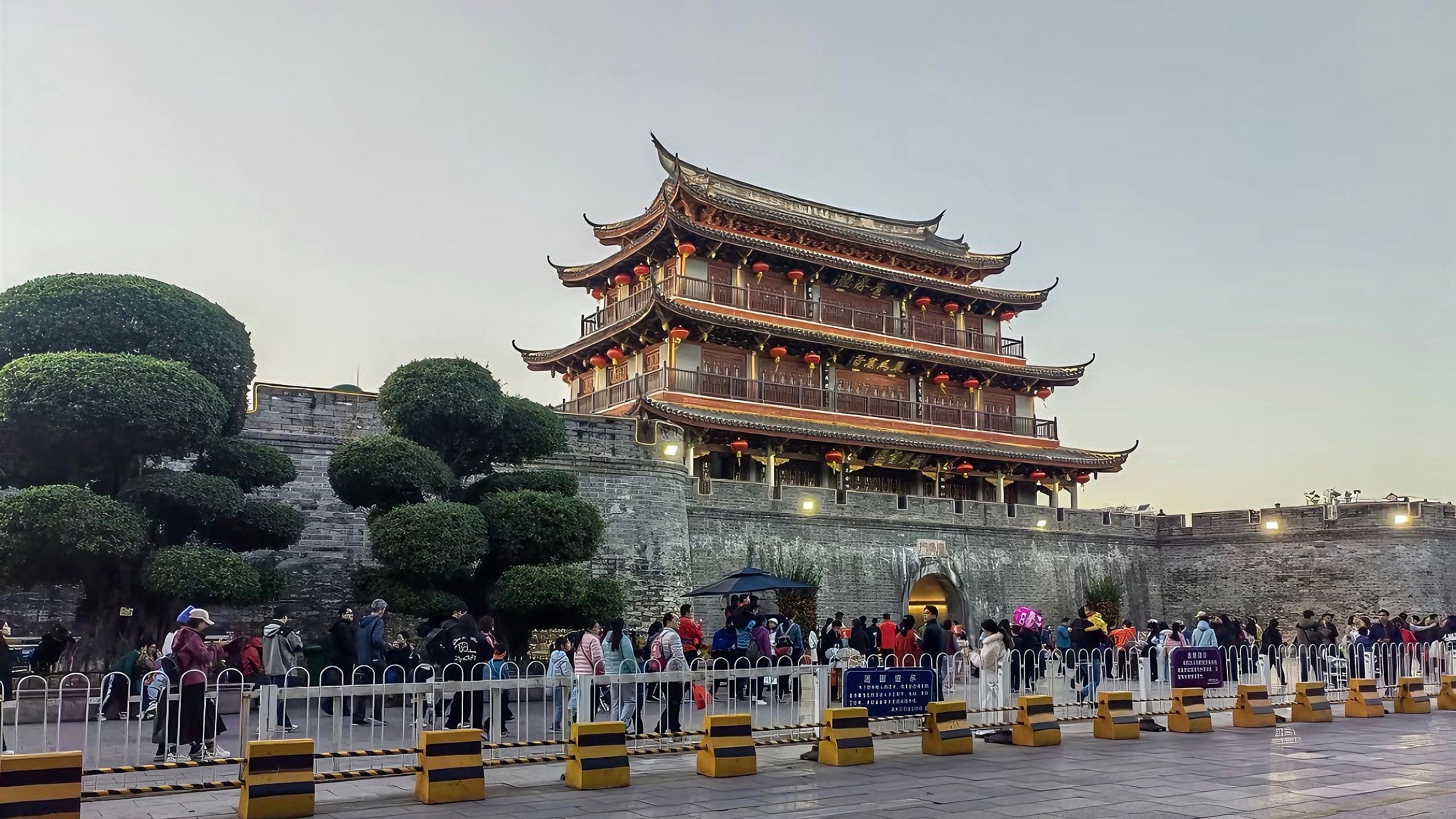 潮州宋明代古城牆（古府城牆）是國內罕見的宋磚明石古城遺存，濱江而立，免費開放，廣濟樓為地標，夜遊燈光絕美。