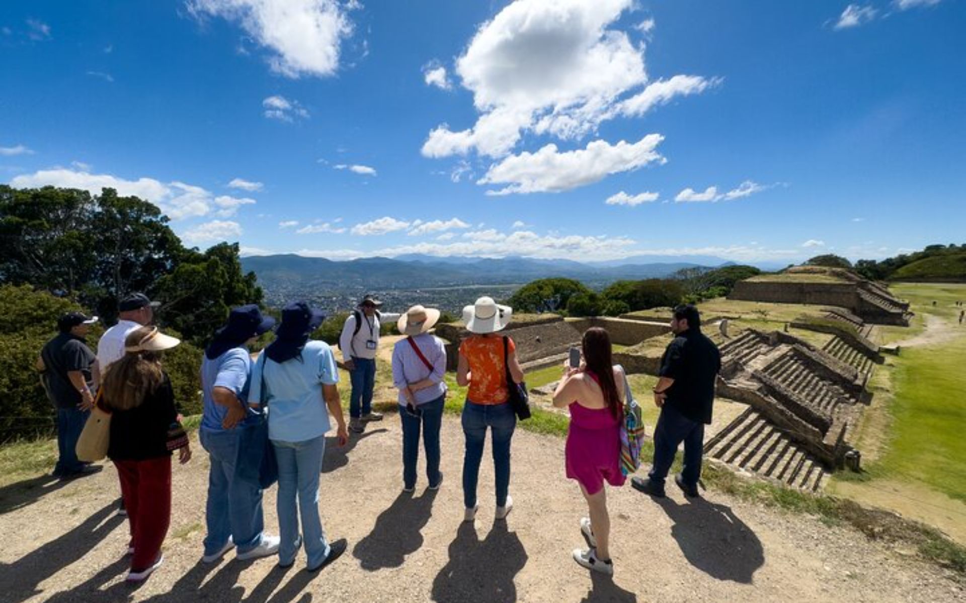 在 Monte Alban 欣賞令人驚嘆的美景，並聆聽導遊講解歷史。