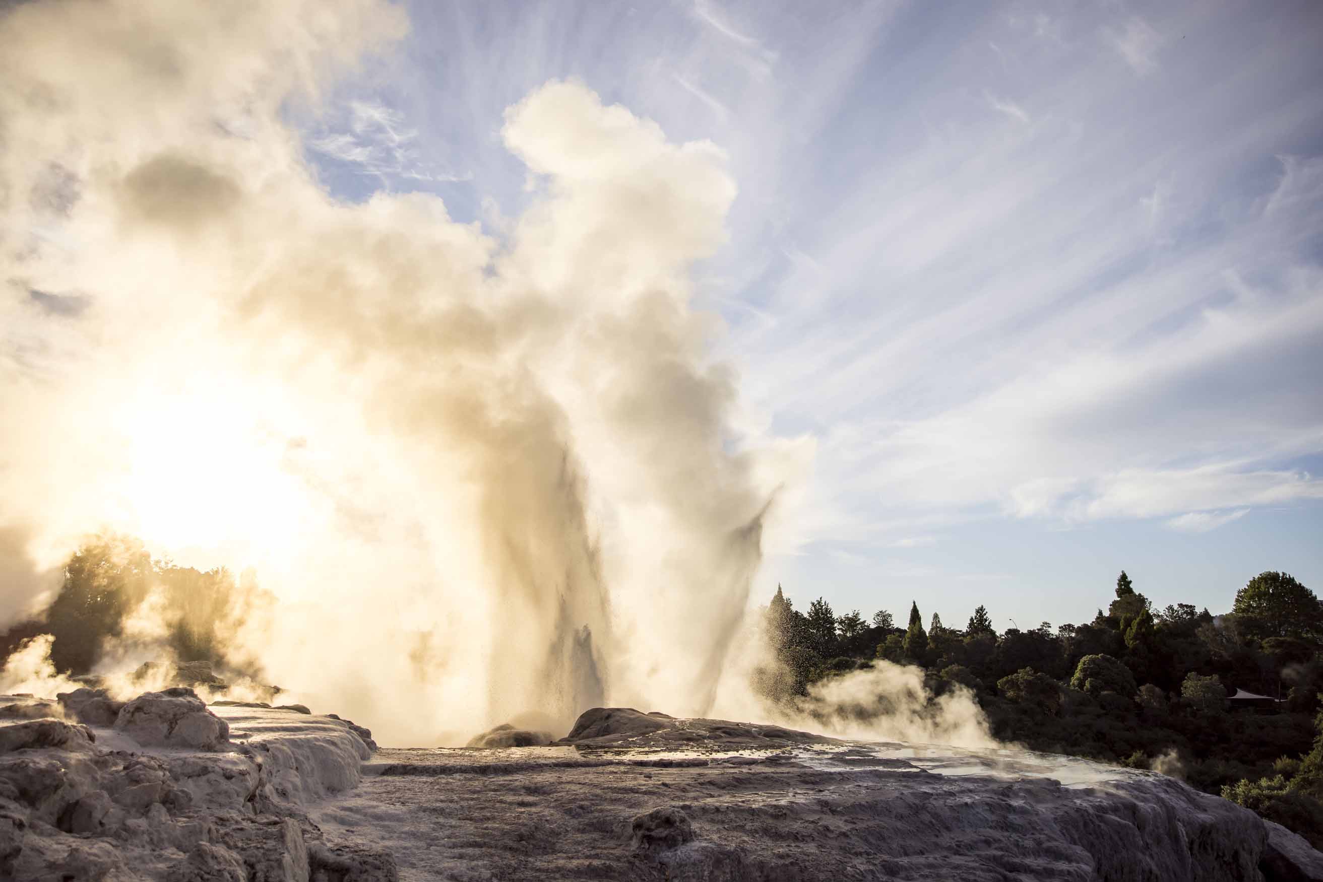 大自然奇景：Pōhutu Geyser 噴出滾燙熱水，直衝天際