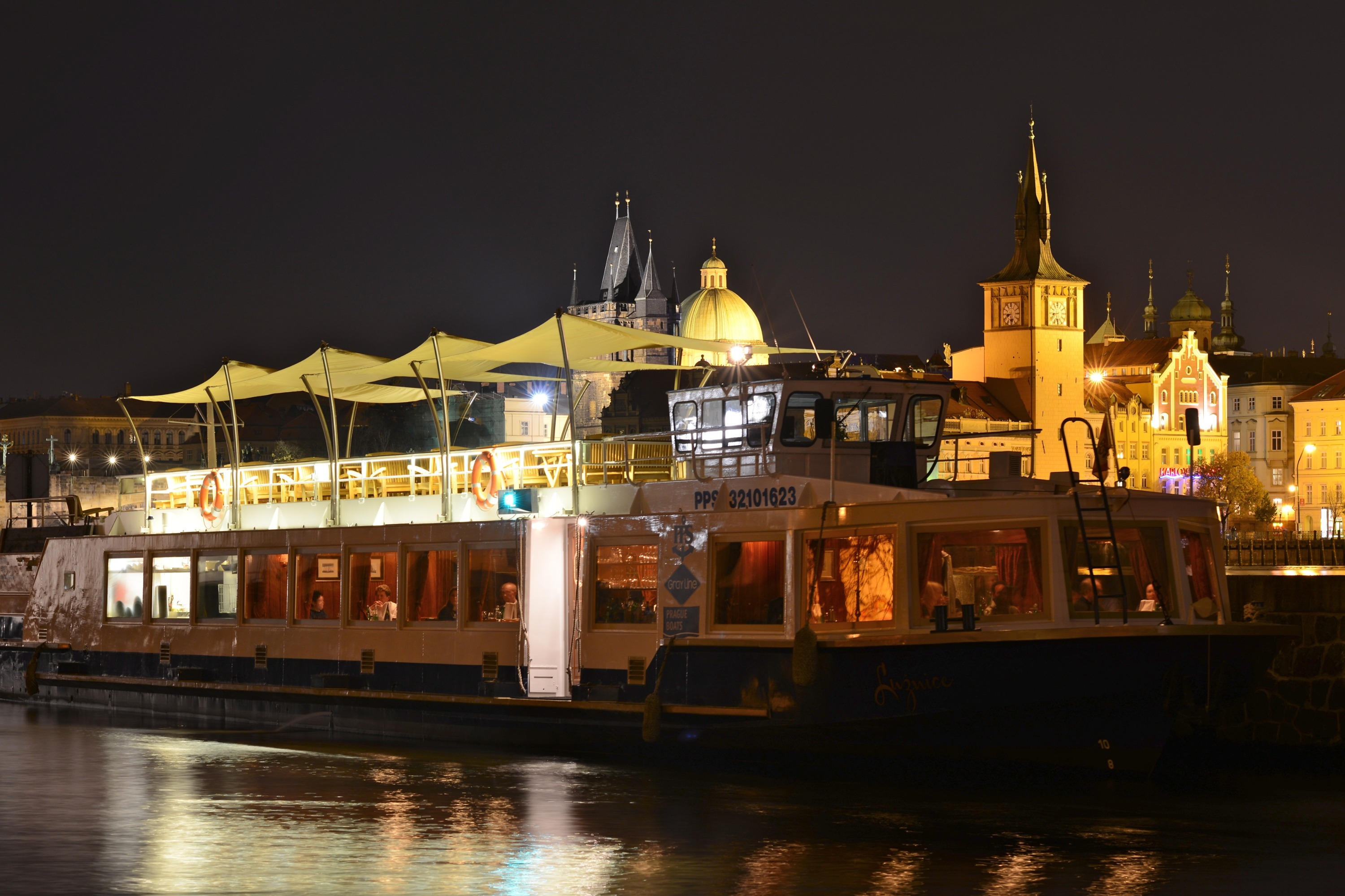 2-Hour Dinner Cruise with Transfers in Prague