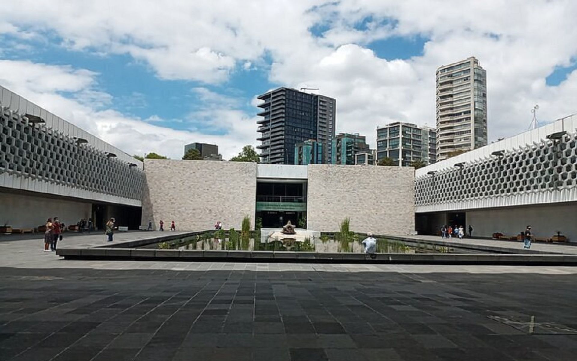 探索墨西哥國立自治大學（UNAM）的標誌性校園，欣賞融合現代建築與文化遺產的獨特風貌。