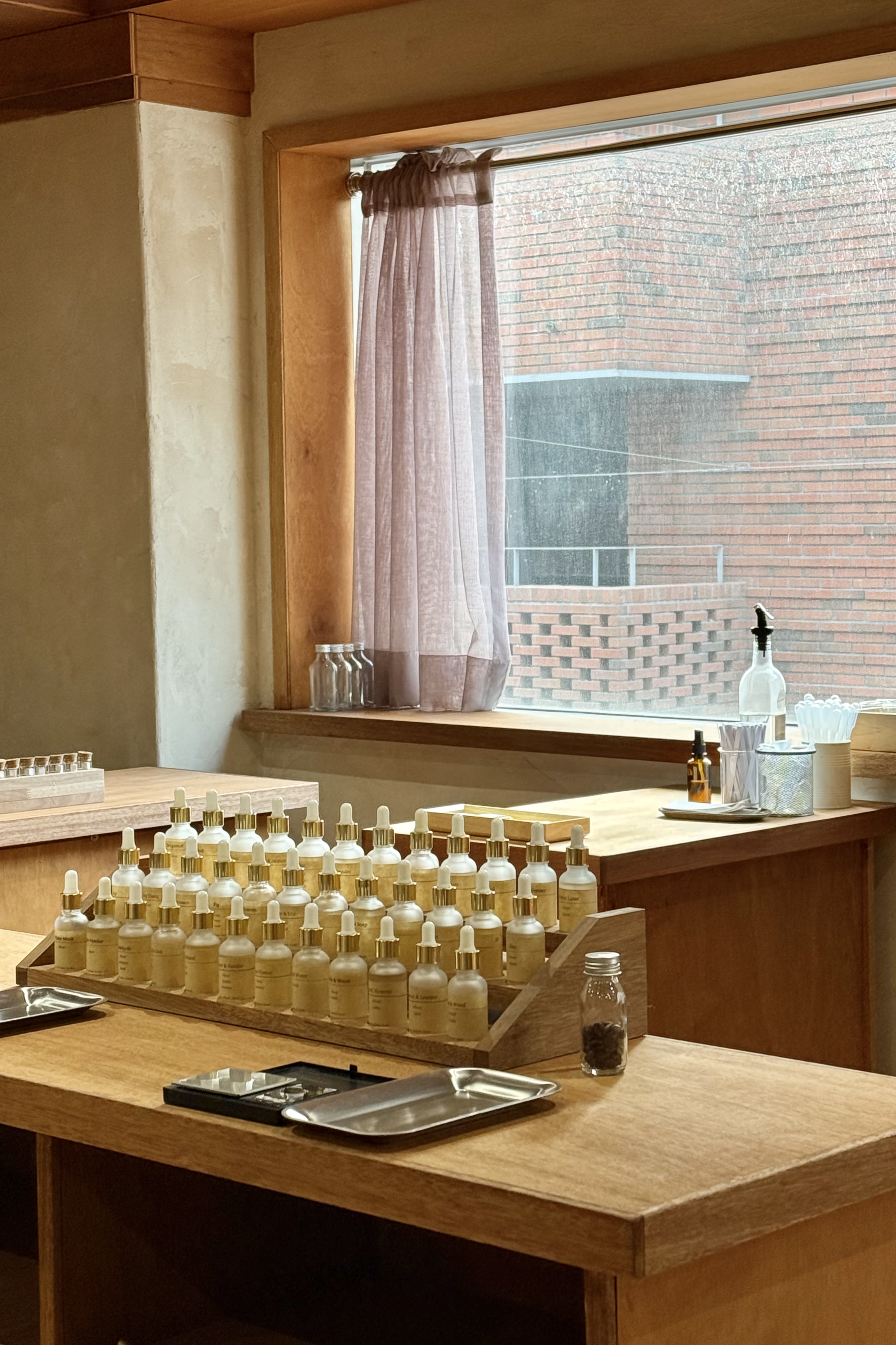 LAoC : Create Your Own Nostalgic Perfume in a Warm Cozy Studio