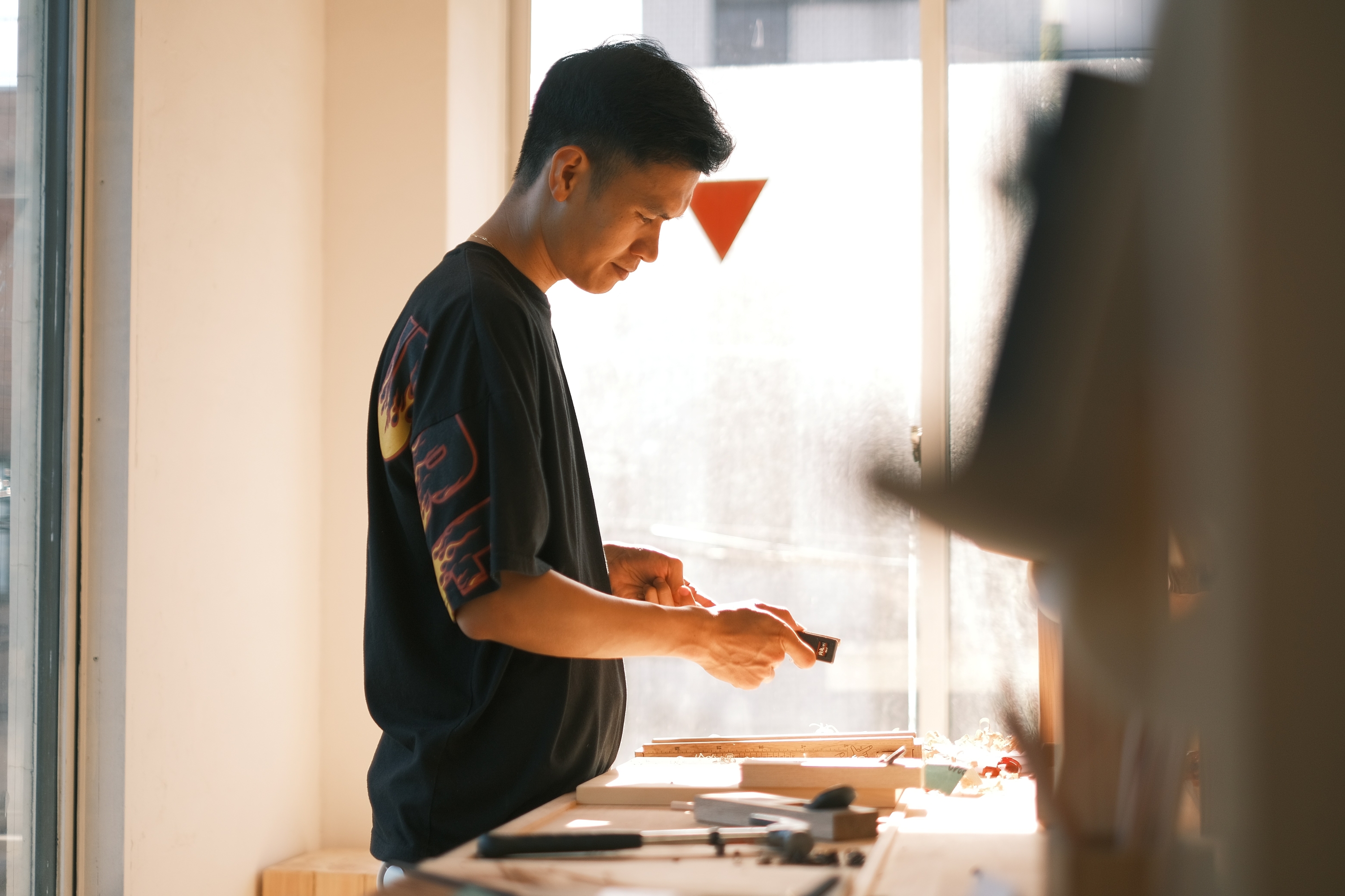 請在明亮舒適的店內，盡情享受製作筷子的樂趣。