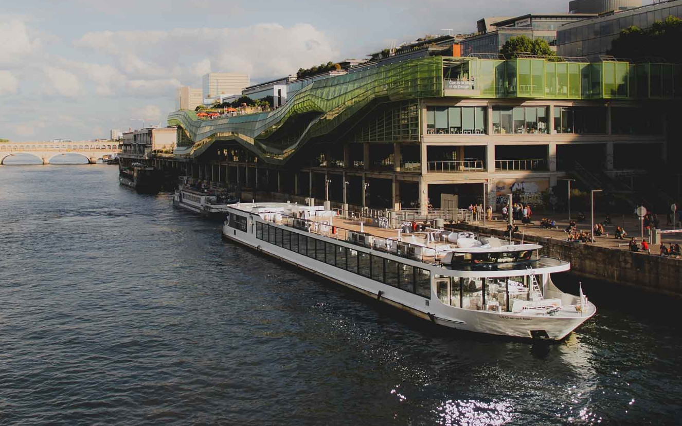 Gourmet Dinner Cruise on Seine River with Live Music in Paris