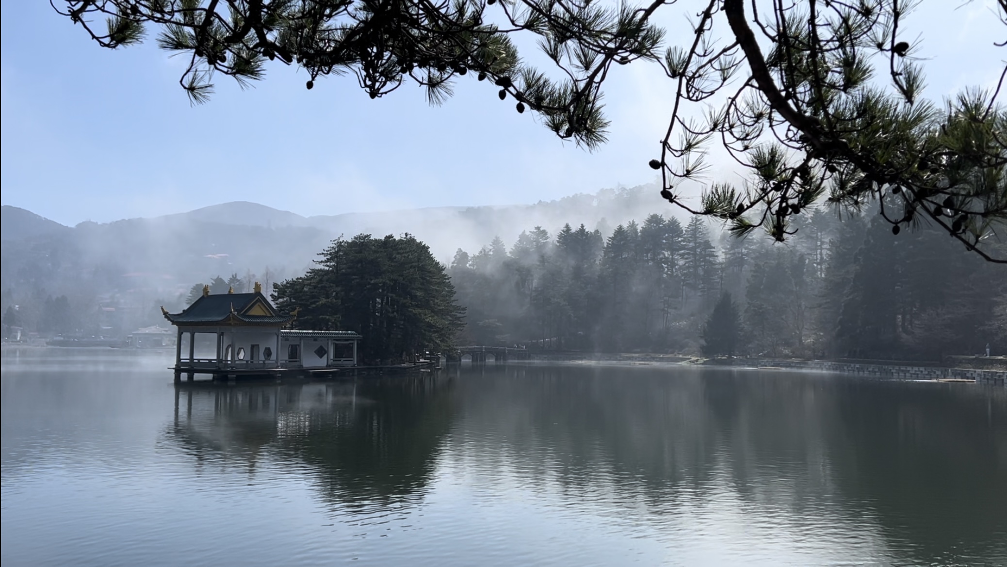 九江廬山：北枕長江，東臨鄱陽。觀瀑布“飛流直下”，探別墅往事菸雲，漫步如琴湖畔，在雲山霧海間，尋一處人間清淨。