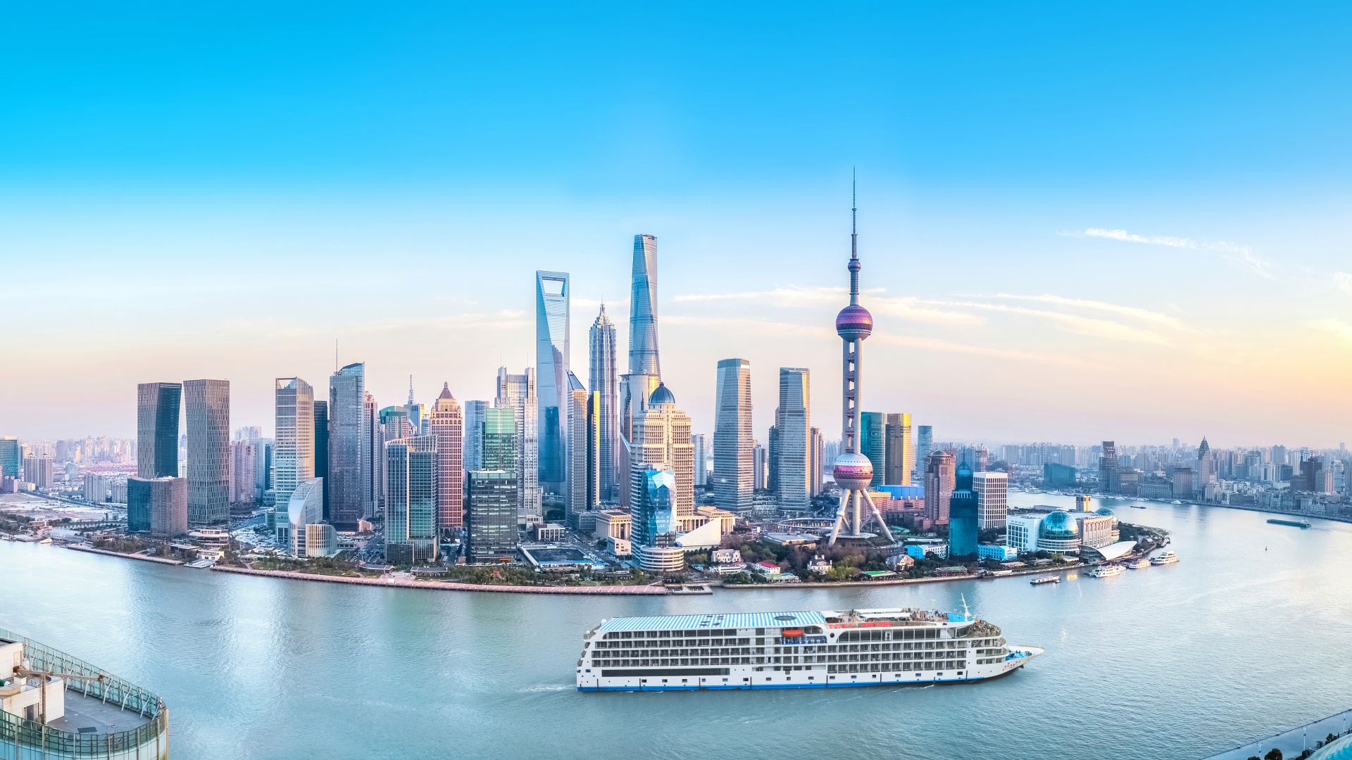 上海：世界級的金融中心，萬國建築博覽與外灘天際線在這裡對話，梧桐深處老洋房與當代藝術館共鳴。這裡既有摩登銳利的金融脈搏，亦有腔調十足的市井生活。