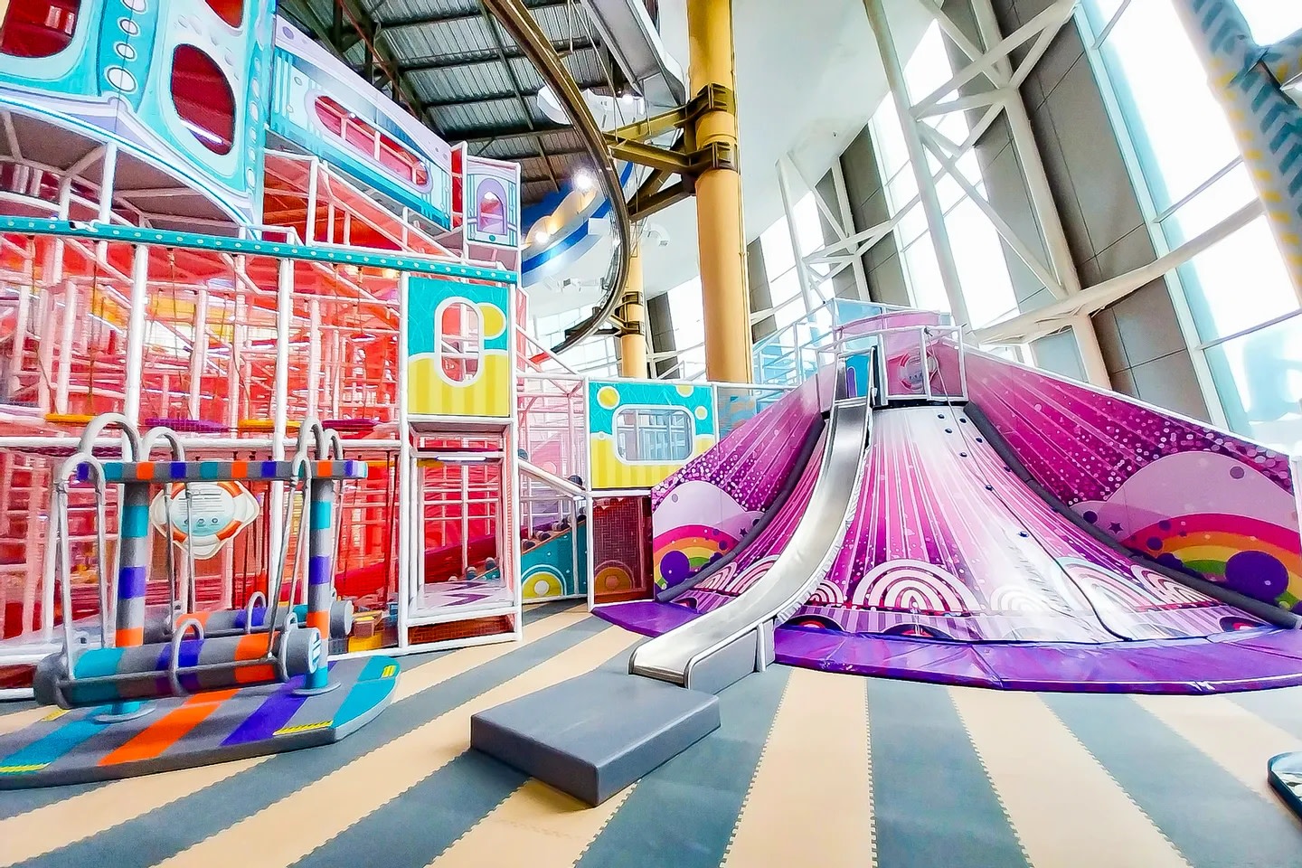 快來體驗史詩級多層滑水道，探索直達天際的室內冒險世界！