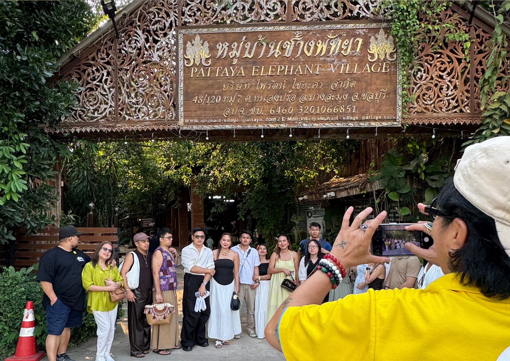 芭達雅最著名的咖啡廳,可欣賞大象表演並與大象一同暢飲。 芭達雅最著名的咖啡廳,可欣賞大象表演並與大象一同暢飲。