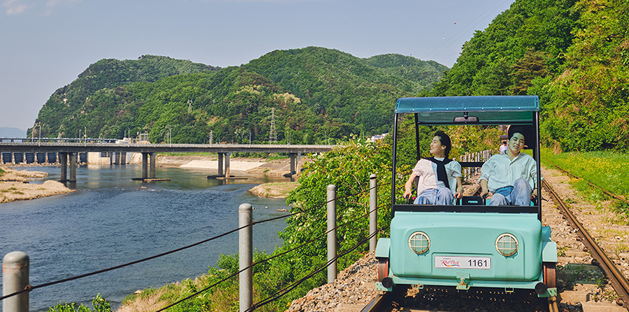 騎上鐵路自行車，在美麗的江村鄉村中穿行！