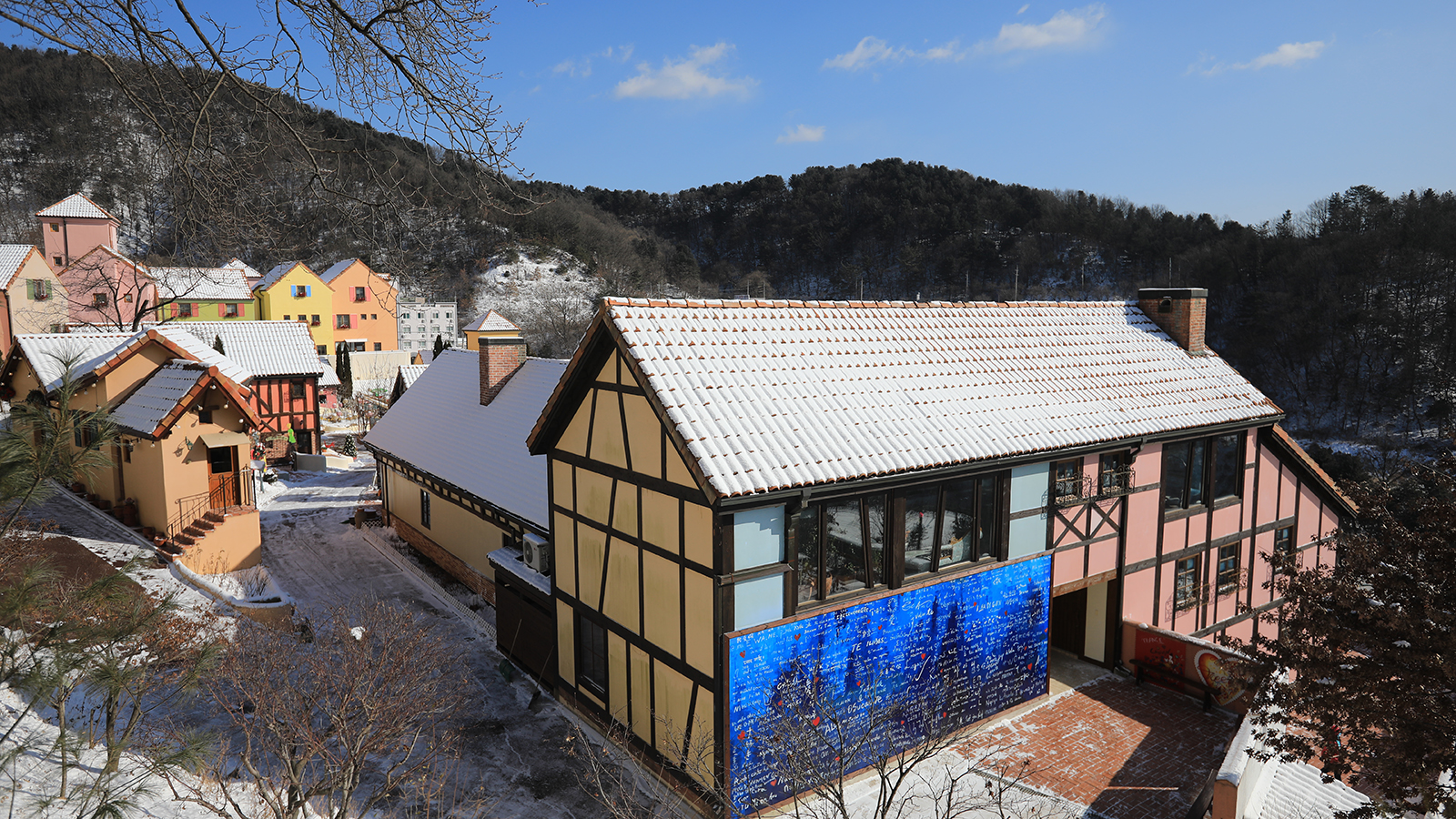 遊客可以欣賞藝術展覽、表演和讓人聯想到古樸的法國鄉村的拍照點。