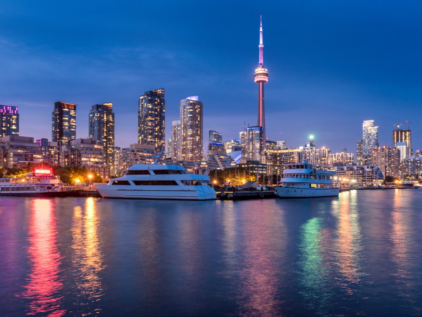親身體驗在加拿大國家電視塔 (CN Tower) 著名玻璃地板上,342公尺高空中的刺激快感 親身體驗在加拿大國家電視塔 (CN Tower) 著名玻璃地板上,342公尺高空中的刺激快感