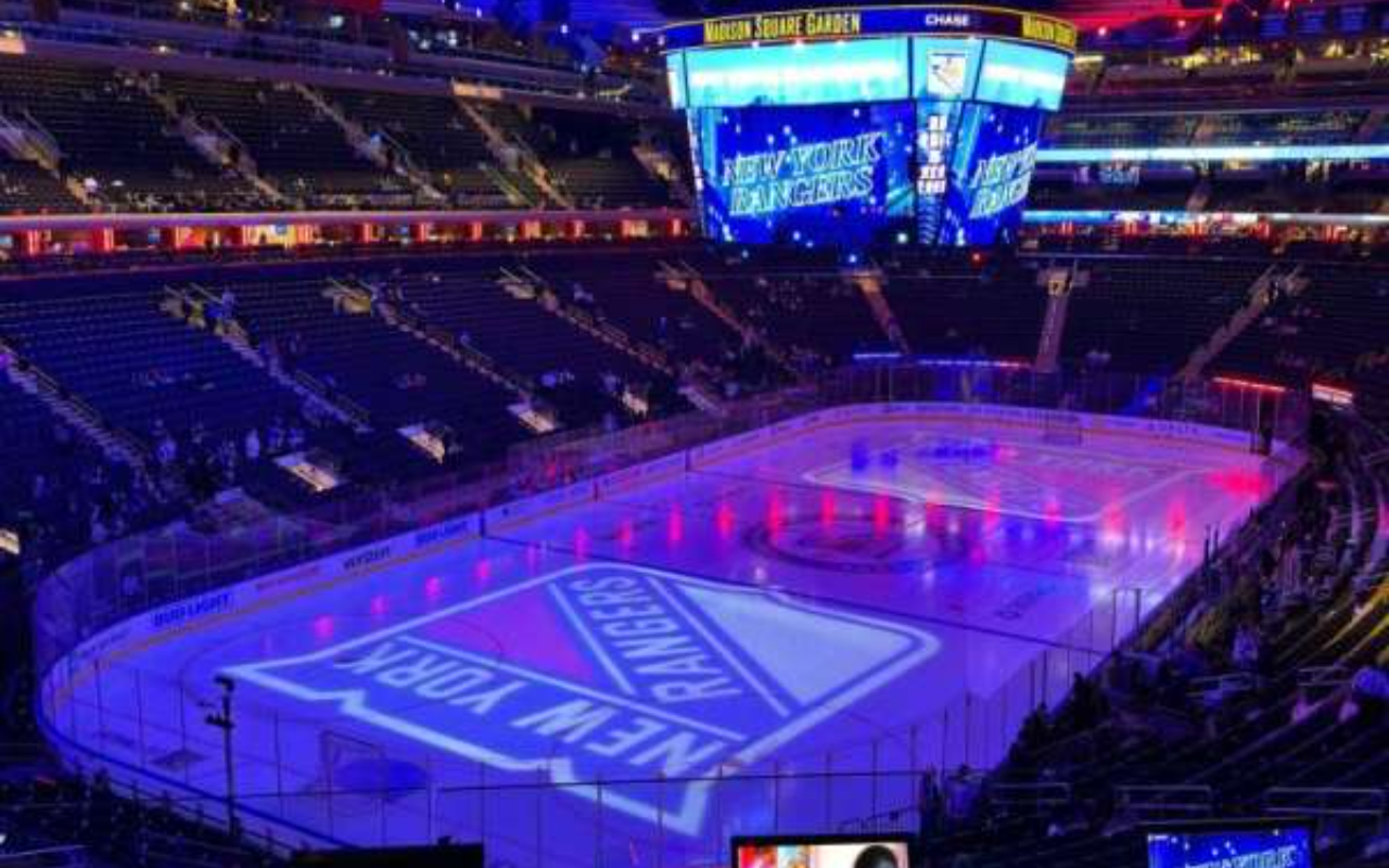 遊騎兵隊射門得分後，計分板亮起，觀眾席爆出歡呼聲。