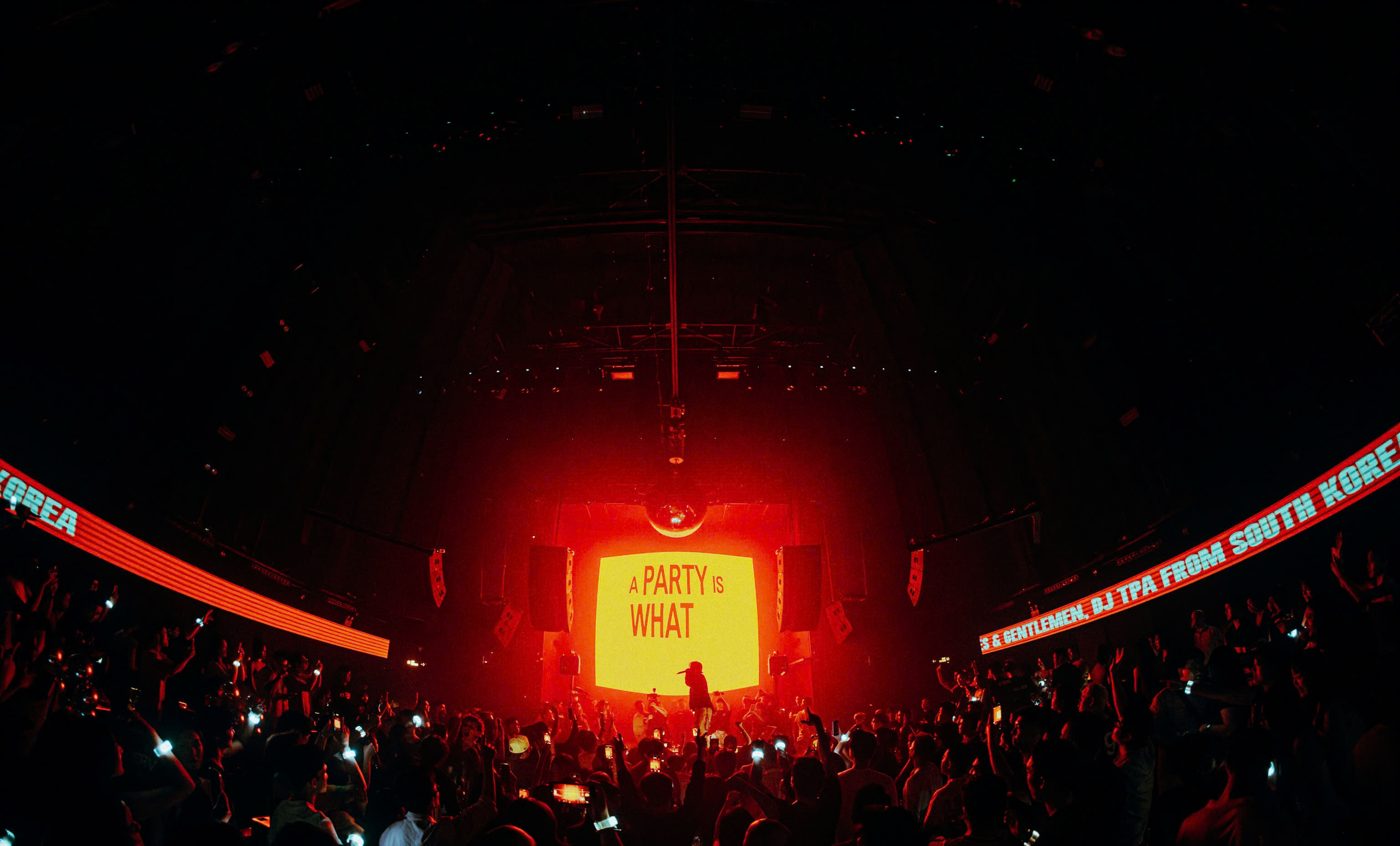 CINE Saigon: Премиум ночная жизнь, живые шоу и вечеринка с DJ