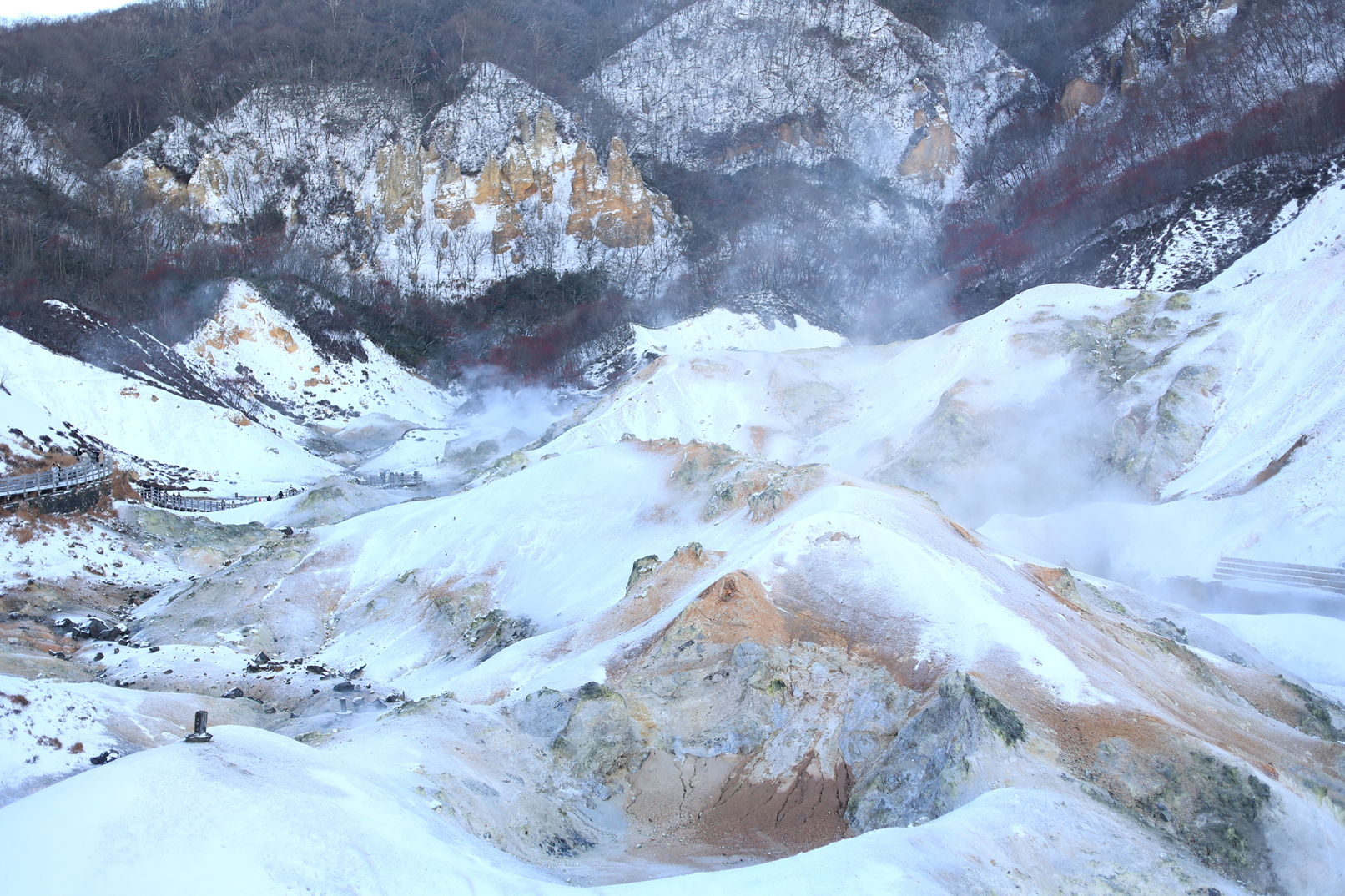 登別地獄谷，火山噴發形成的火山口遺蹟，荒涼的土地上空升起蒸汽，形成了名副其實的地獄般的恐怖景象