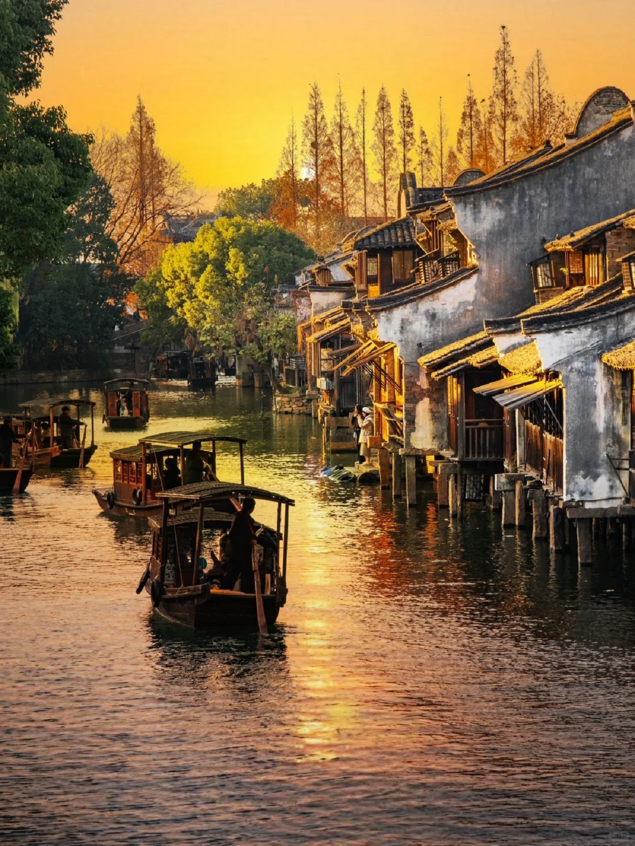 落日熔金，烏篷搖碎滿河星光！白牆黛瓦浸在暖金色餘暉裡，江南的溫柔與浪漫，都藏在這一汪水波里，一眼就心動