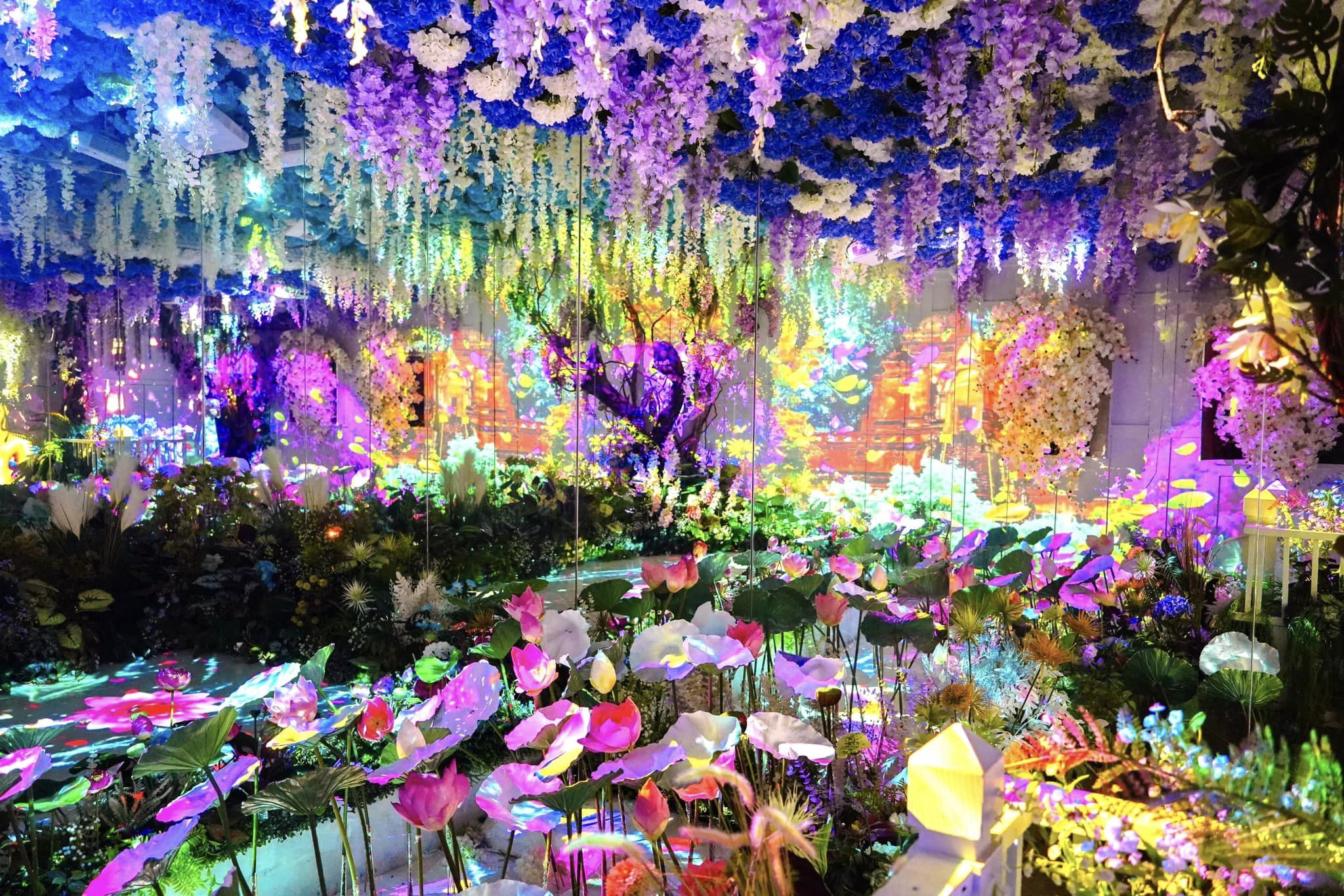 透過結合擴增實境（AR）技術的先進光影音效展演，讓您沉浸在色彩繽紛的奇幻世界中。