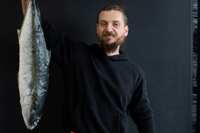 探索雪梨魚市繁忙場地內充滿活力的能量和各種海鮮