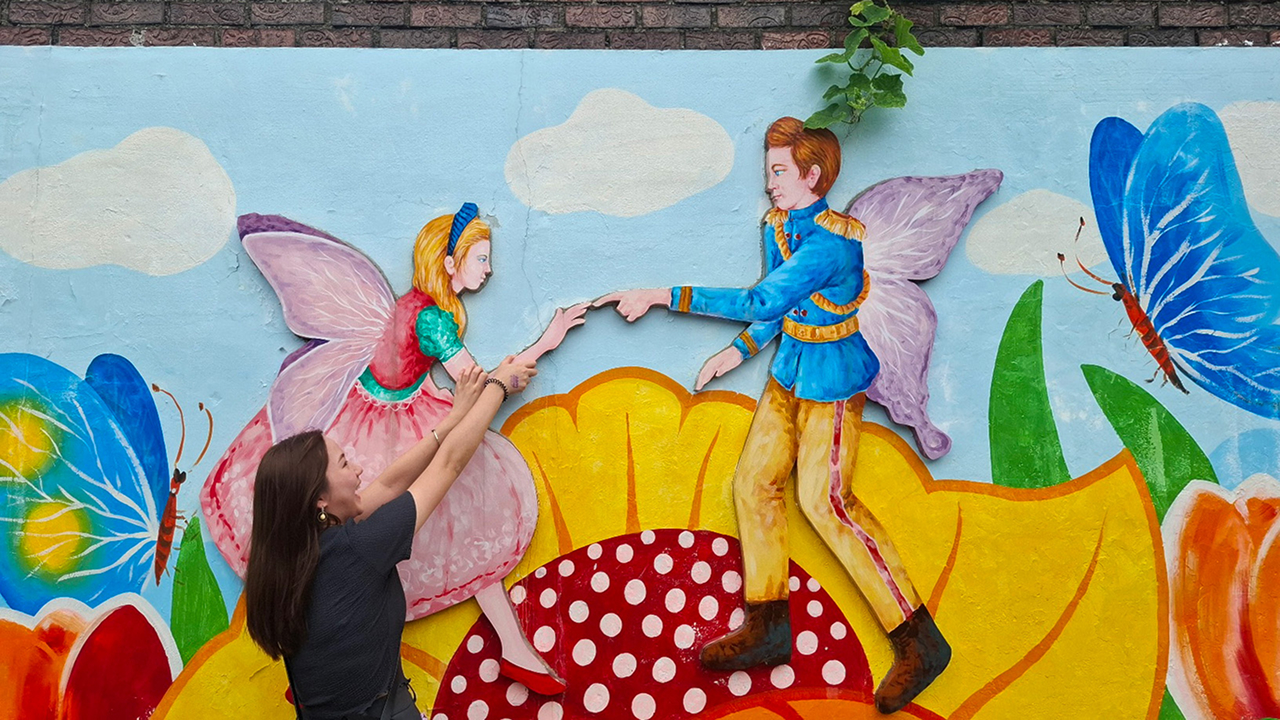 在迷人的村莊背景下，拍下令人驚豔的照片。