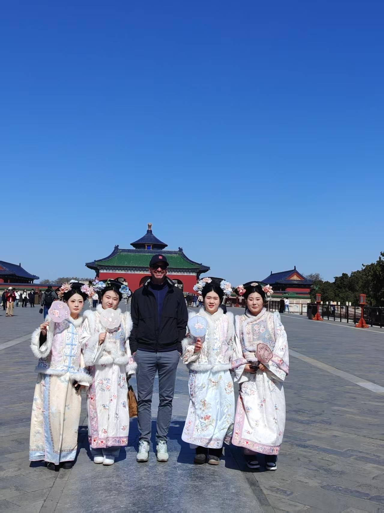 踏上丹陛橋繼續前行。途中駐足聆聽九龍柏的傳奇故事, 繼續跟隨導遊體驗神奇的迴音壁。站在迴音壁前，導遊會為你講解其獨特的聲學構造與古代智慧，輕聲呼喊便能聽到清晰迴響，親身感受古人的匠心巧思。在皇穹宇，導遊會詳解其作為祭祀神祇安放牌位之所的歷史功能與建築特色。
隨後來到圜丘壇，這座三層圓形石質平臺象徵著天，設計嚴格遵循古代規制，石塊和臺階數量皆與 “天數” 概念緊密相關。明清時期，皇帝在此舉行盛大祭天儀式，祈求豐收和國泰民安。圜丘壇的簡潔深意與皇穹宇的典雅肅穆相映成趣，讓你沉浸式感受古代祭祀儀式的莊重氛圍。