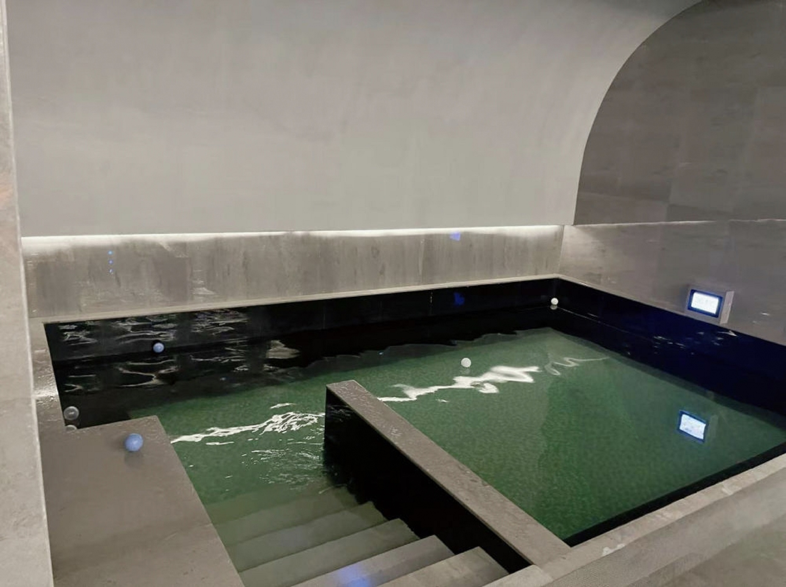 上方有拱形的造型設計,整體空間色調偏冷 上方有拱形的造型設計,整體空間色調偏冷